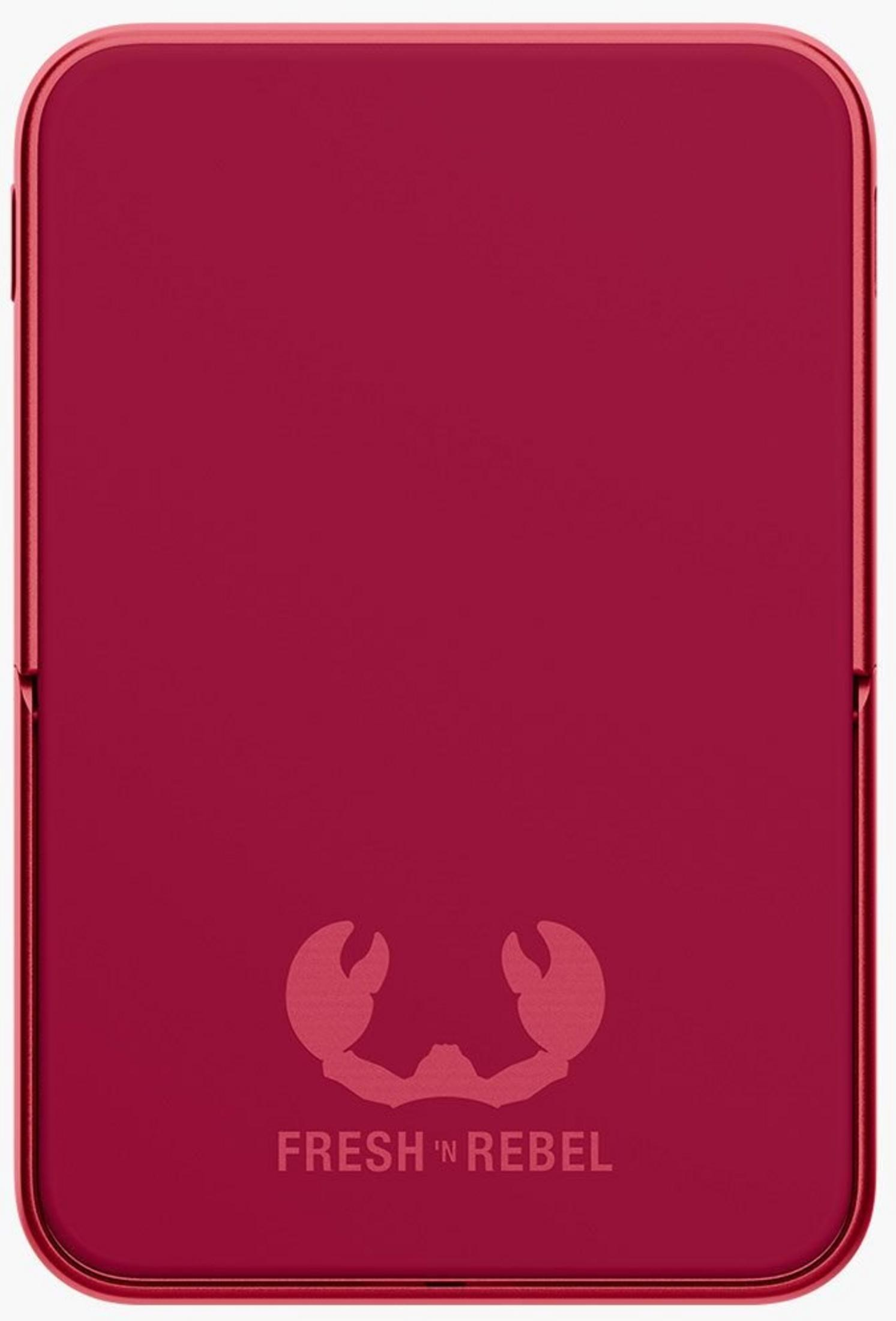 Custodia rossa con logo granchio e scritta "FRESH 'N REBEL".