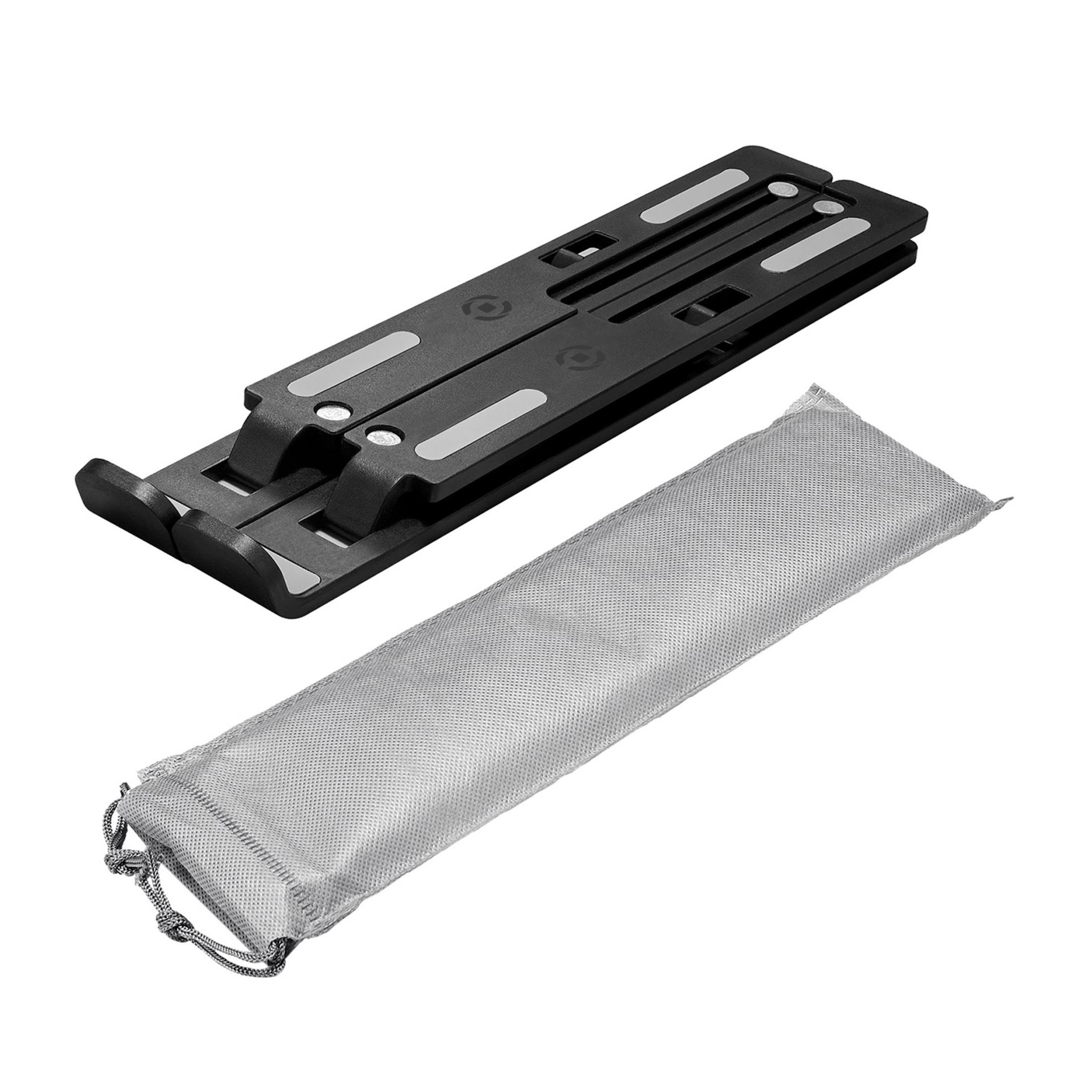 Ein schwarzer, zusammenklappbarer Laptopständer und eine graue Stofftasche mit Kordelzug.