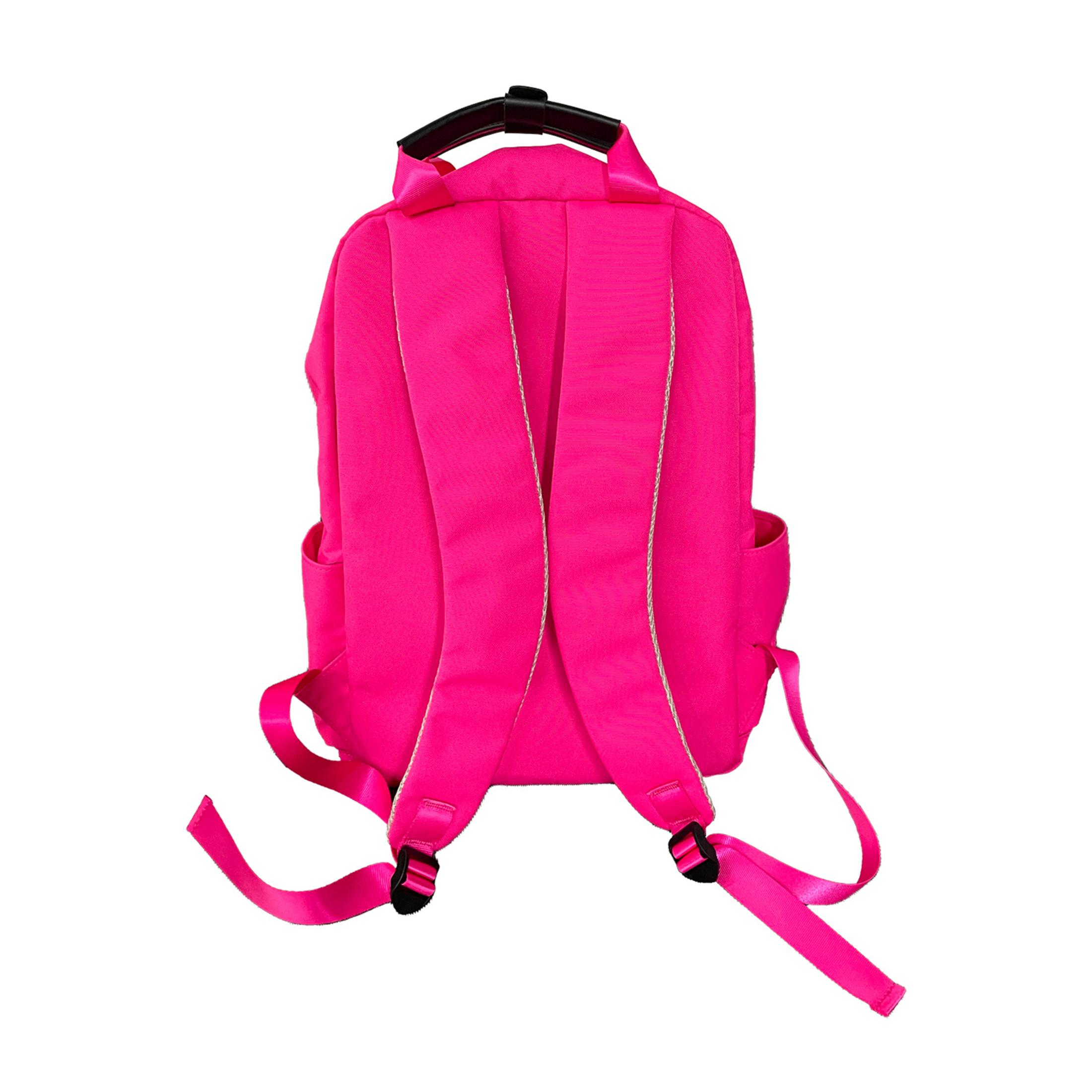 Rückseite eines leuchtend pinken Rucksacks mit schwarzen Trägern und Griff.