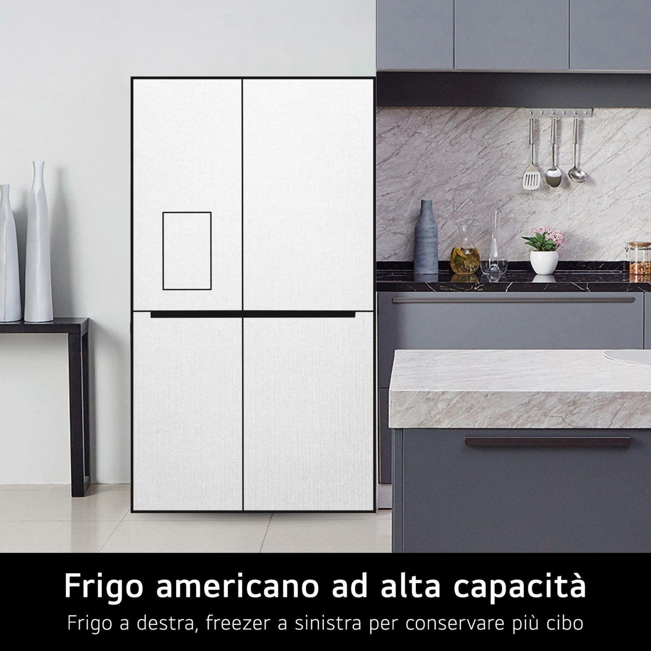 Moderno frigorifero bianco a tre porte in una cucina.
