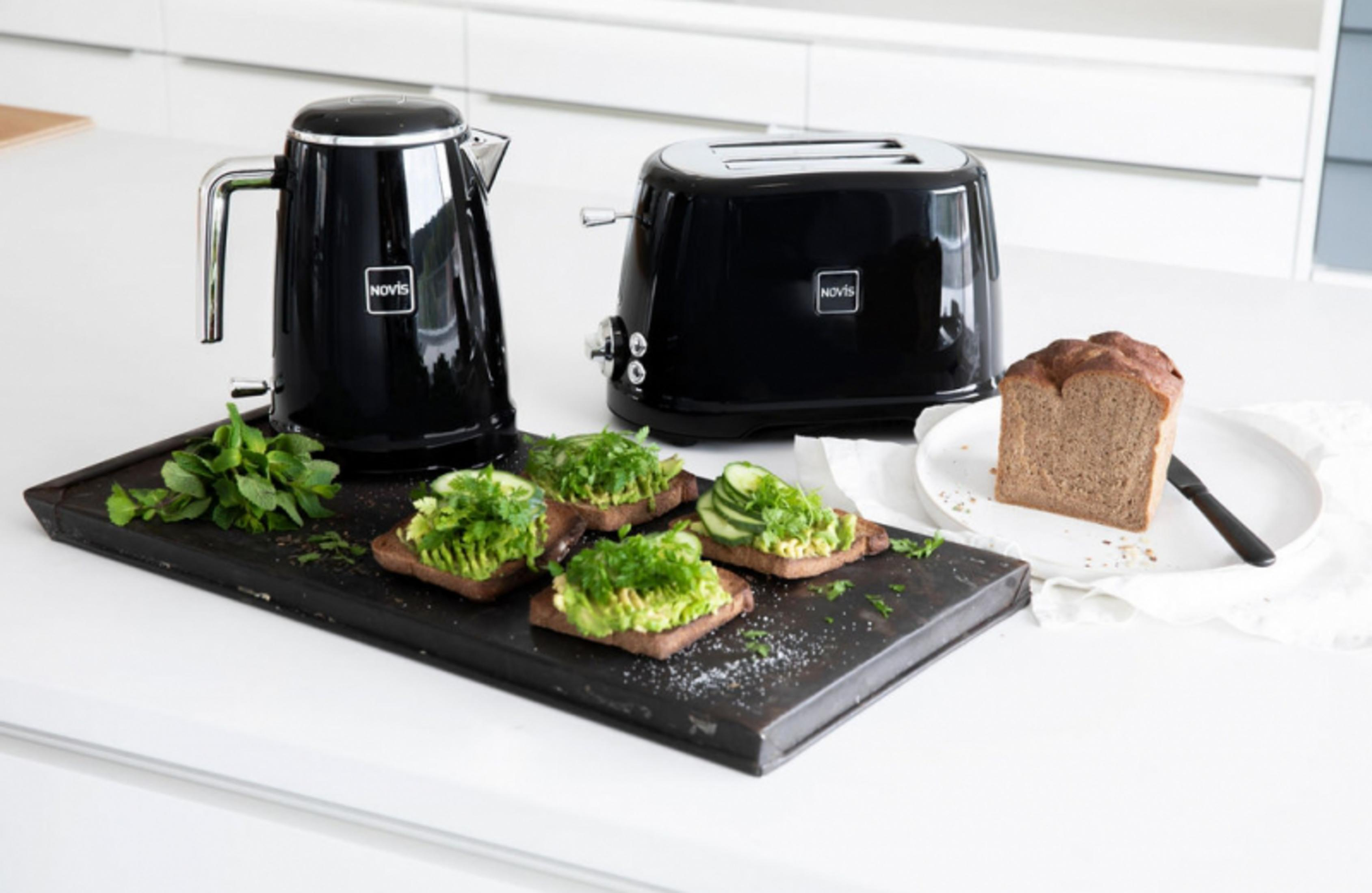 Bouilloire noire, grille-pain, toasts avocat-concombre, et un pain de mie.