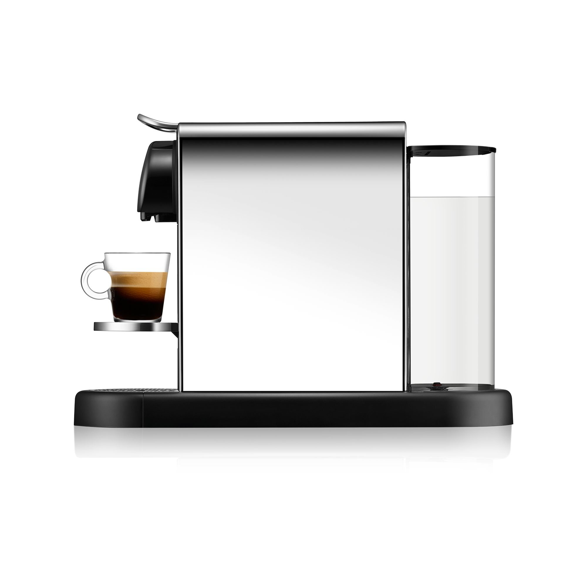 Eine silberne Kaffeemaschine mit einer Espressotasse und einem Wassertank.