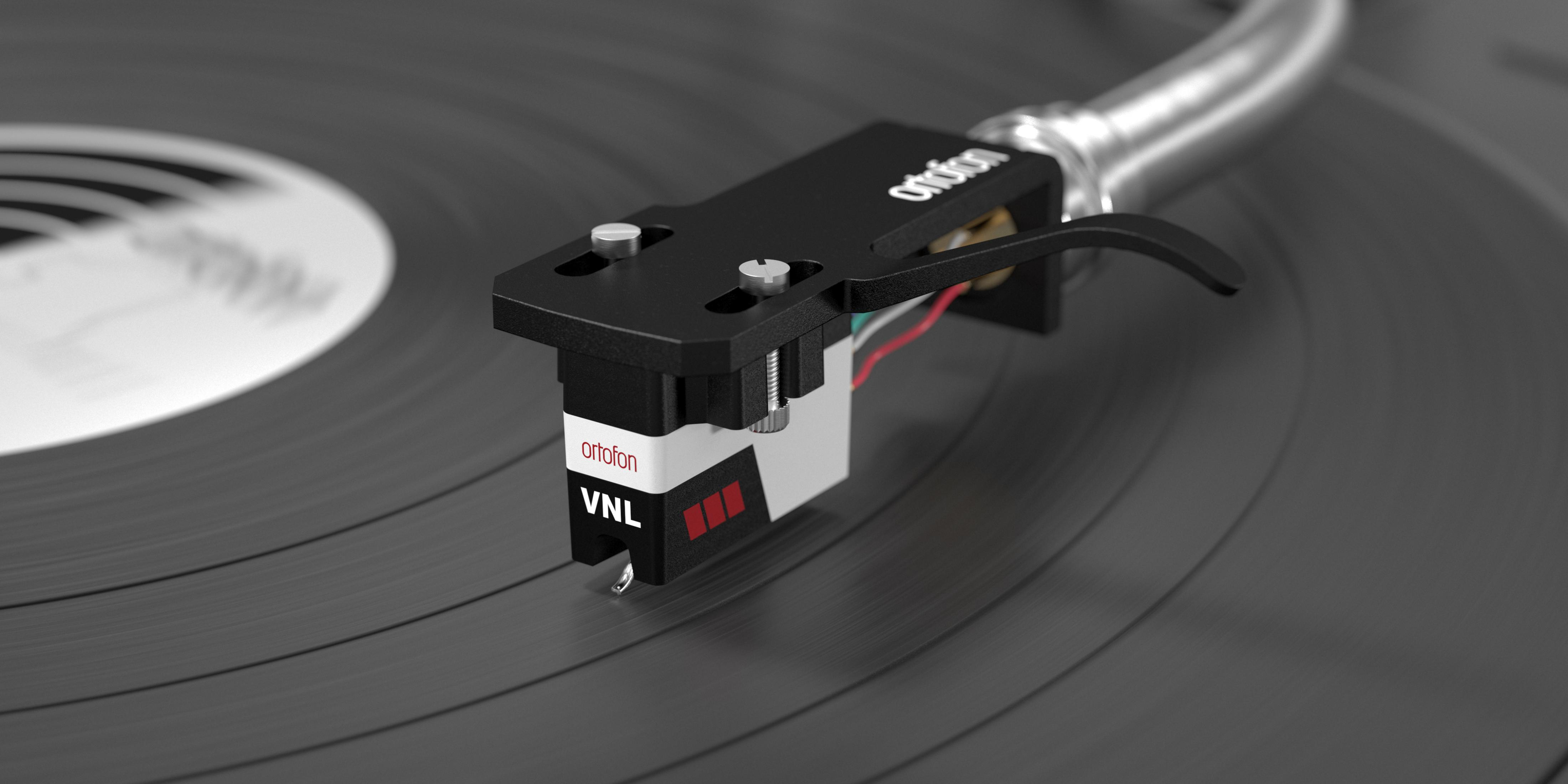 Ein Tonabnehmer mit der Aufschrift Ortofon VNL auf einer Vinyl-Schallplatte.