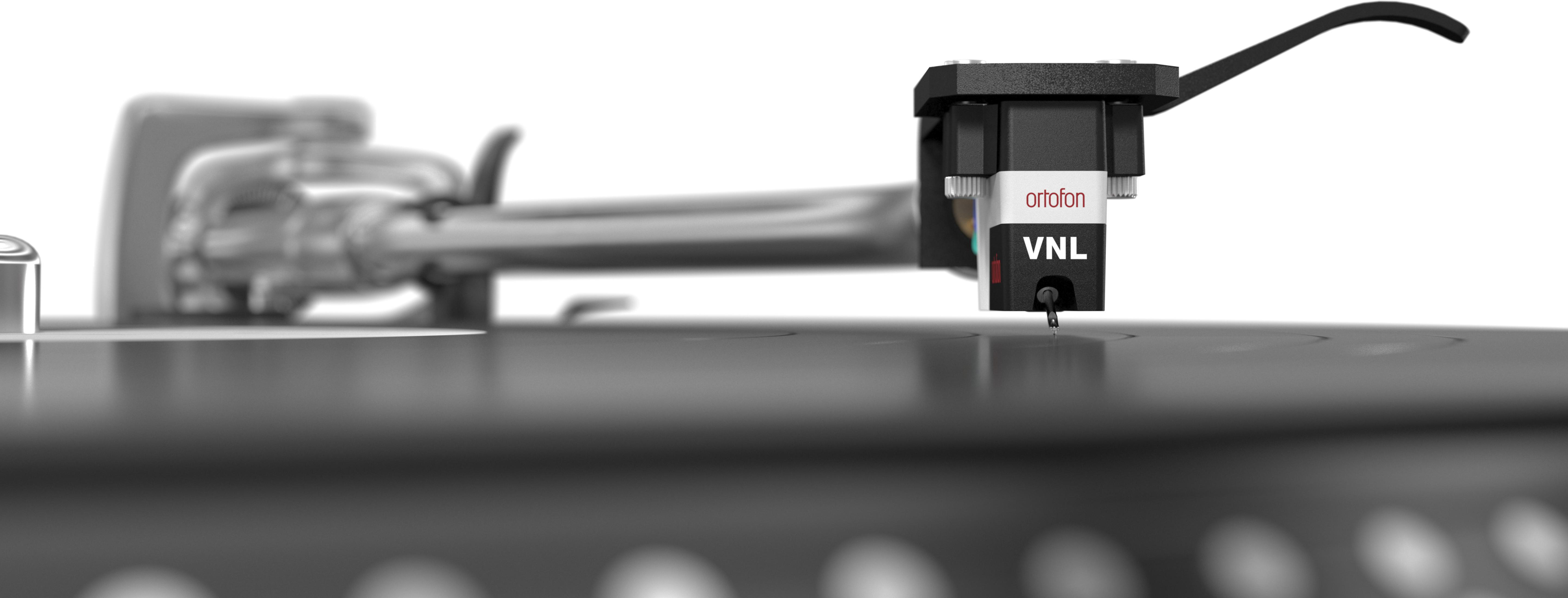 Tonabnehmernadel mit Ortofon VNL auf einer Schallplatte.