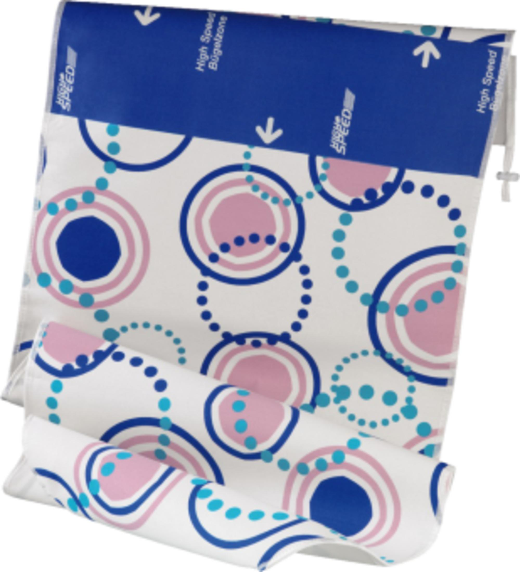 Ein weißes Tuch mit blauen und rosa Kreisen und Punkten.