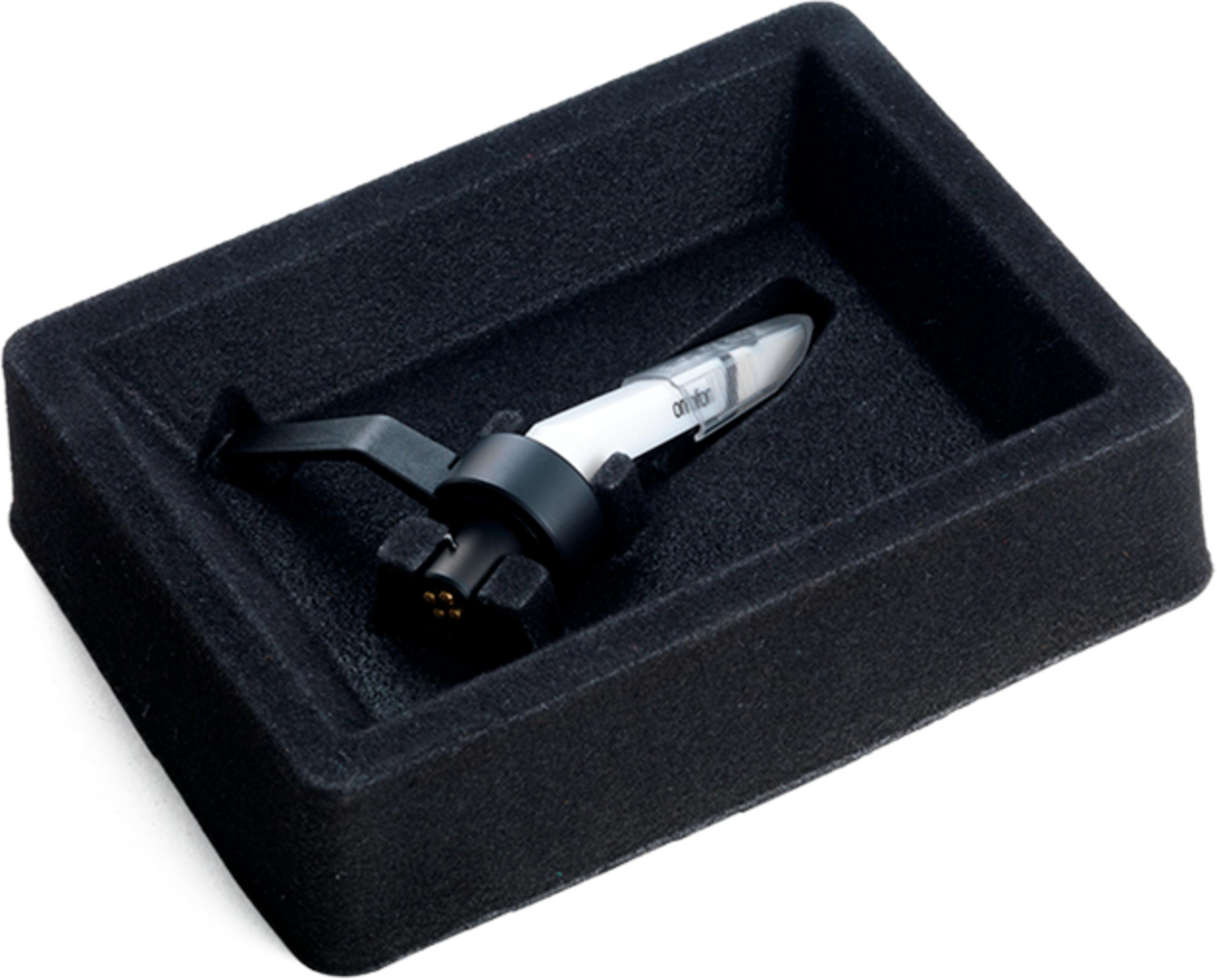 Cellule phono dans une boîte en velours noir.