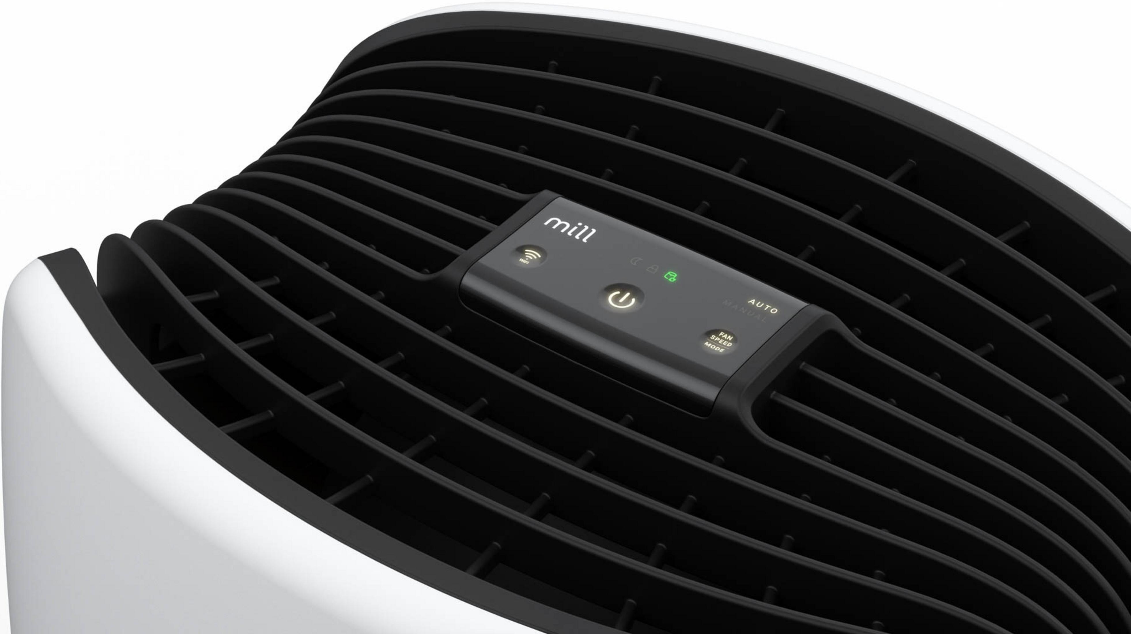 Primo piano di un purificatore d'aria bianco con lamelle nere e pannello di controllo.