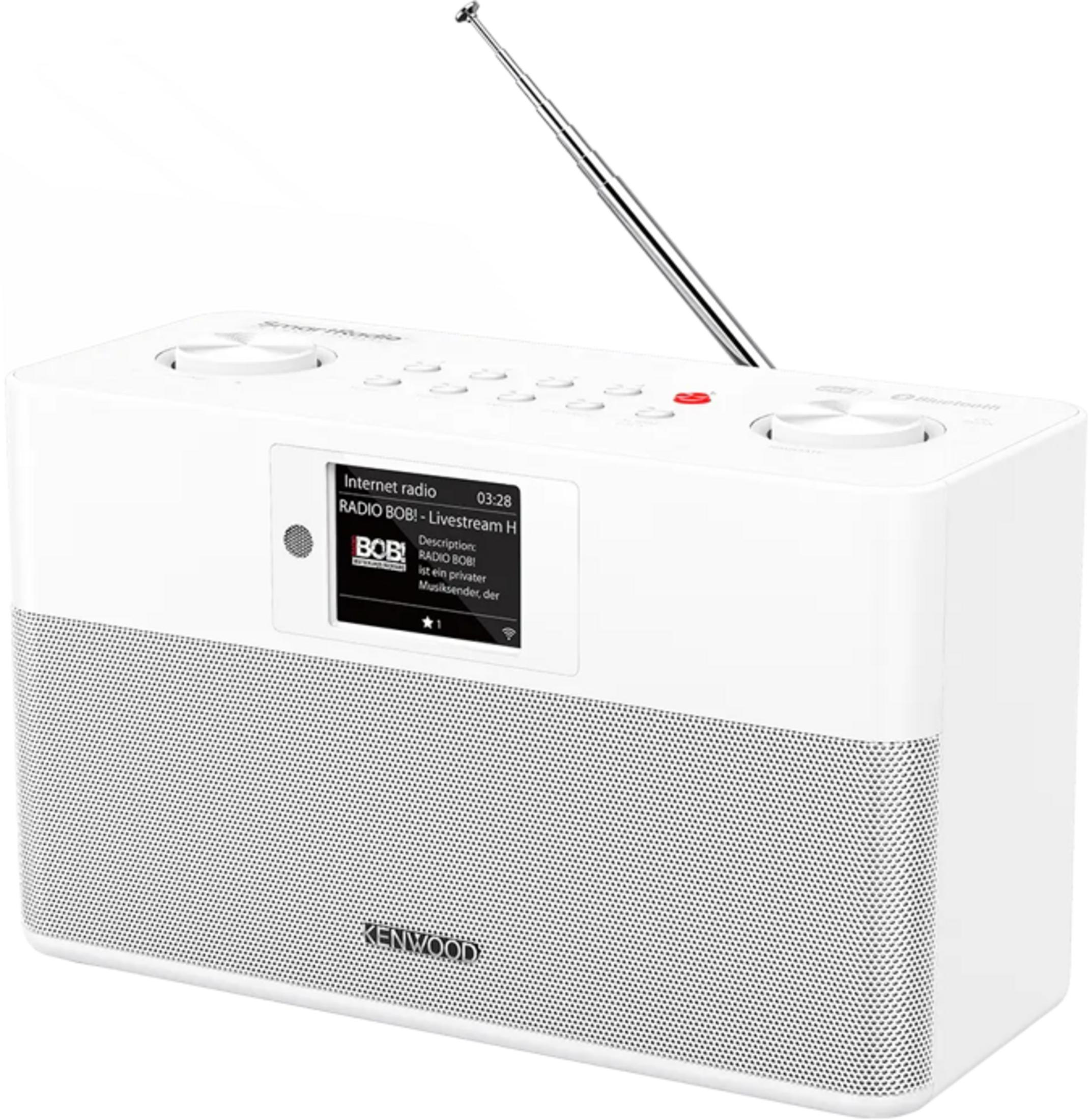 Weißes Internetradio von Kenwood mit ausgefahrenem Antennenstab und beleuchtetem Display.