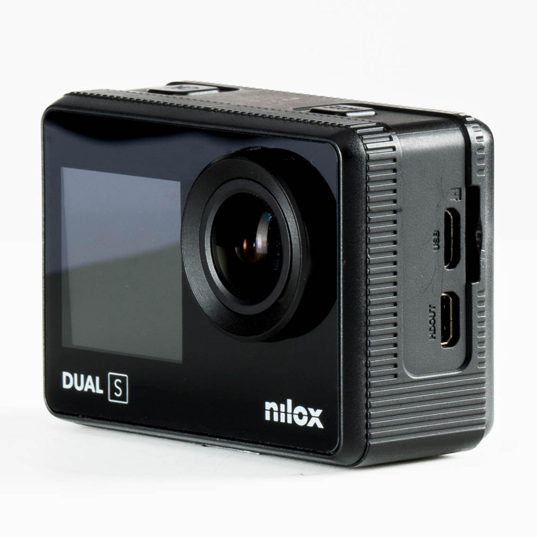 Una action cam nera con obiettivo, schermo e porte laterali.