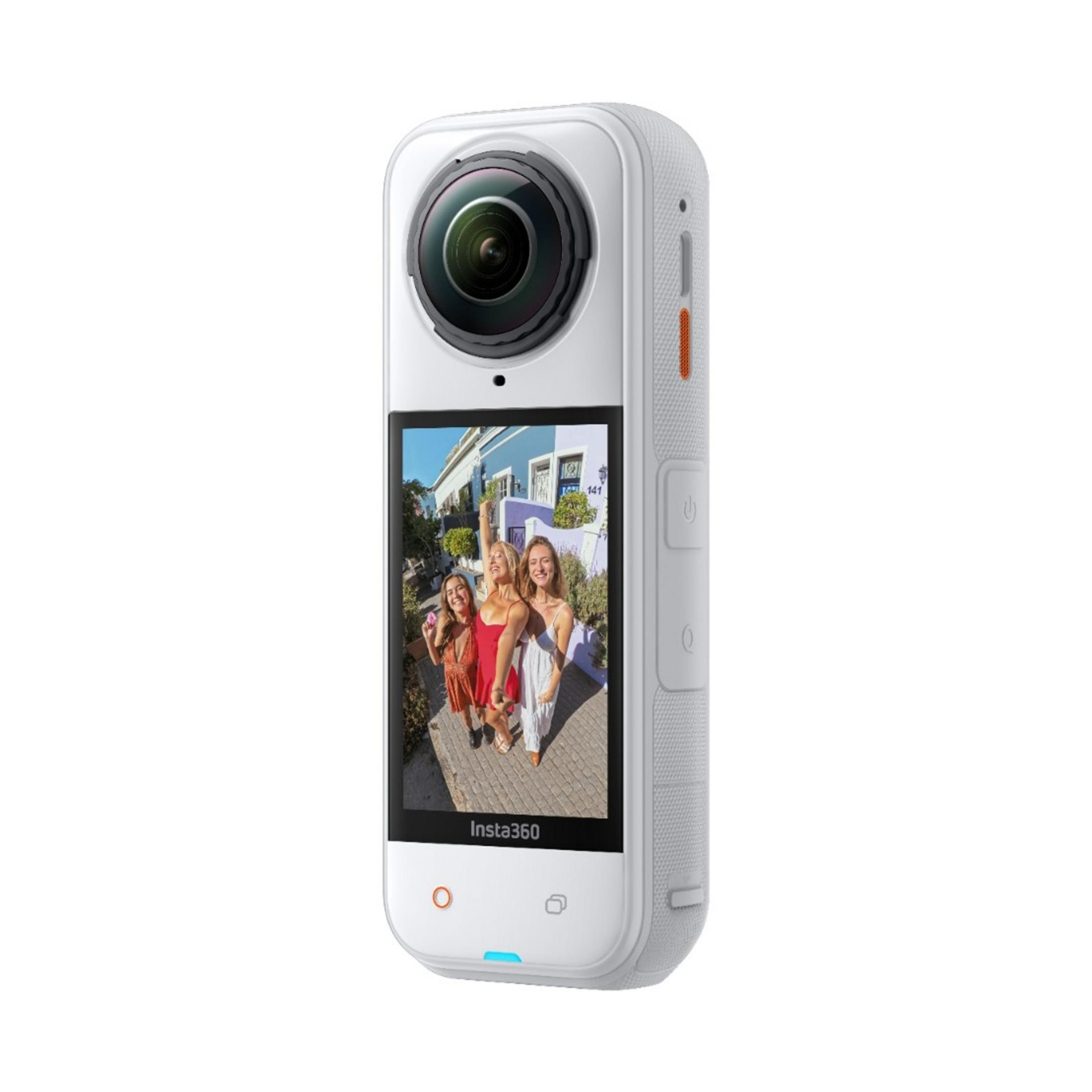 Weiße Insta360 Kamera mit Bildschirm, der drei Frauen zeigt, die ein Selfie machen.