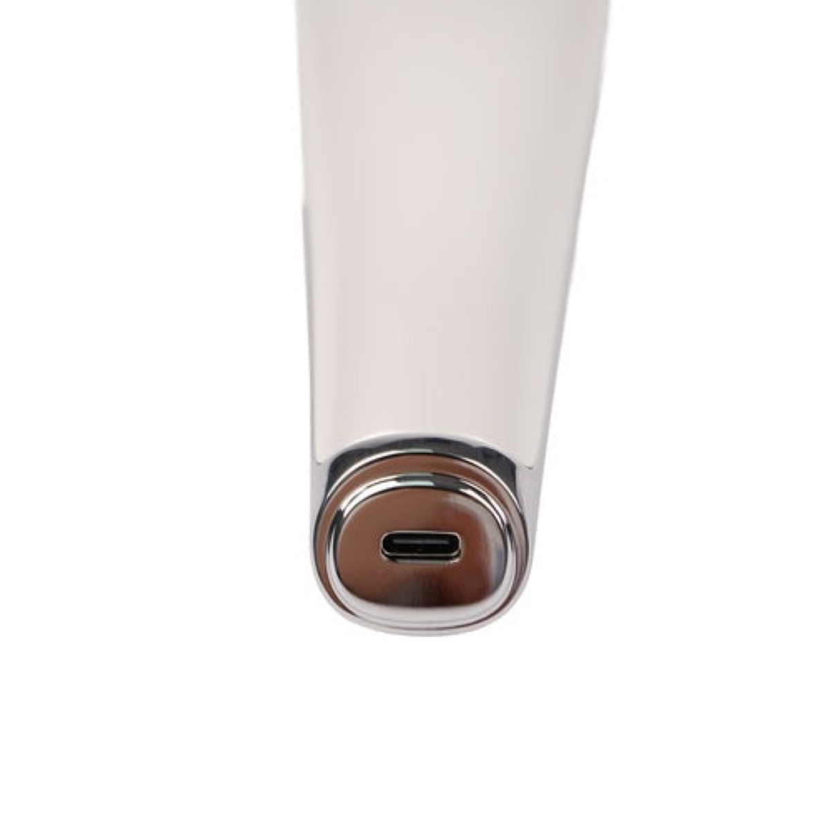 Primer plano de un dispositivo blanco con un puerto USB-C en la parte inferior.