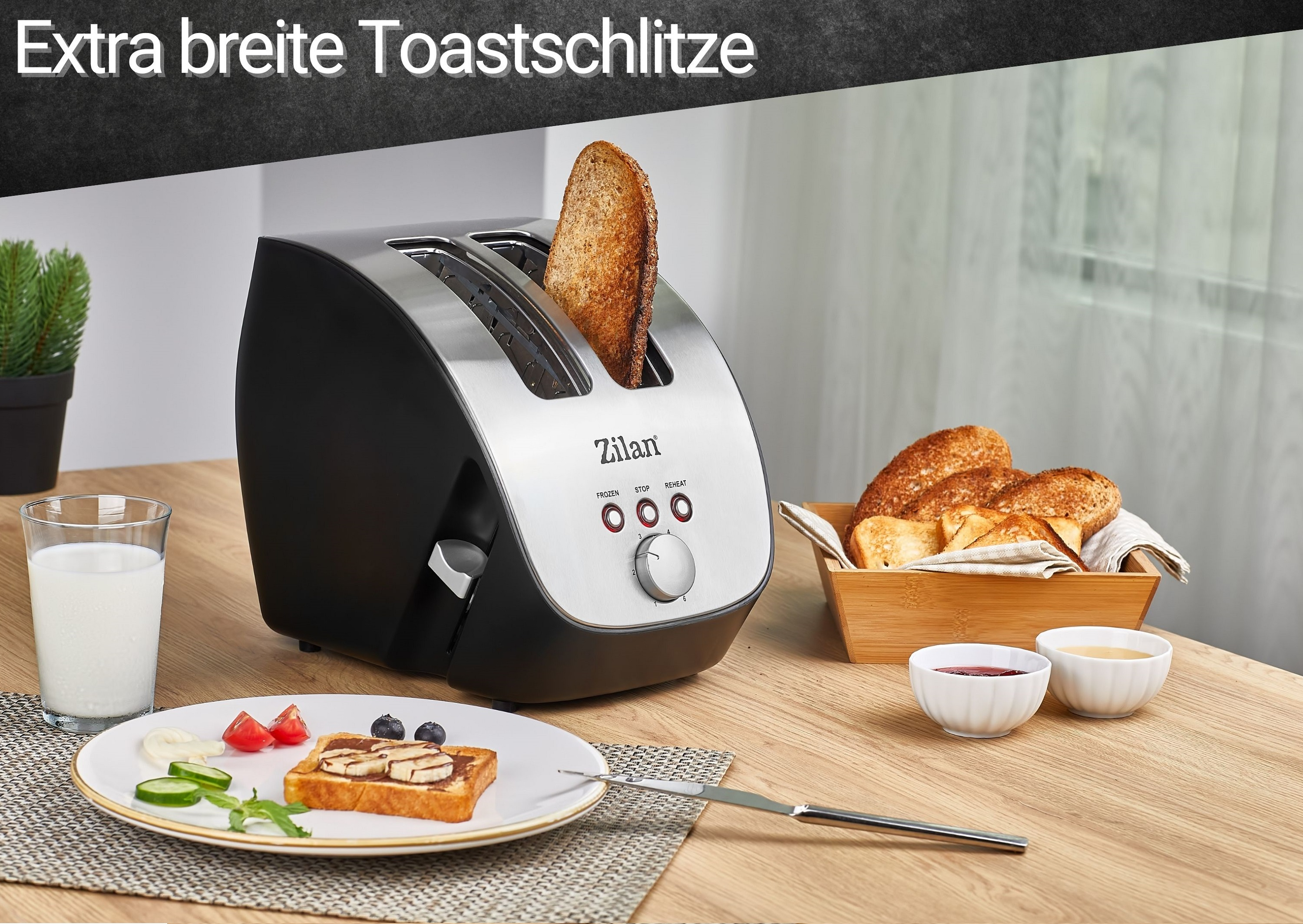 Bir dilim tost ile ekmek kızartma makinesi, yanında bir bardak süt ve tost tabağı.