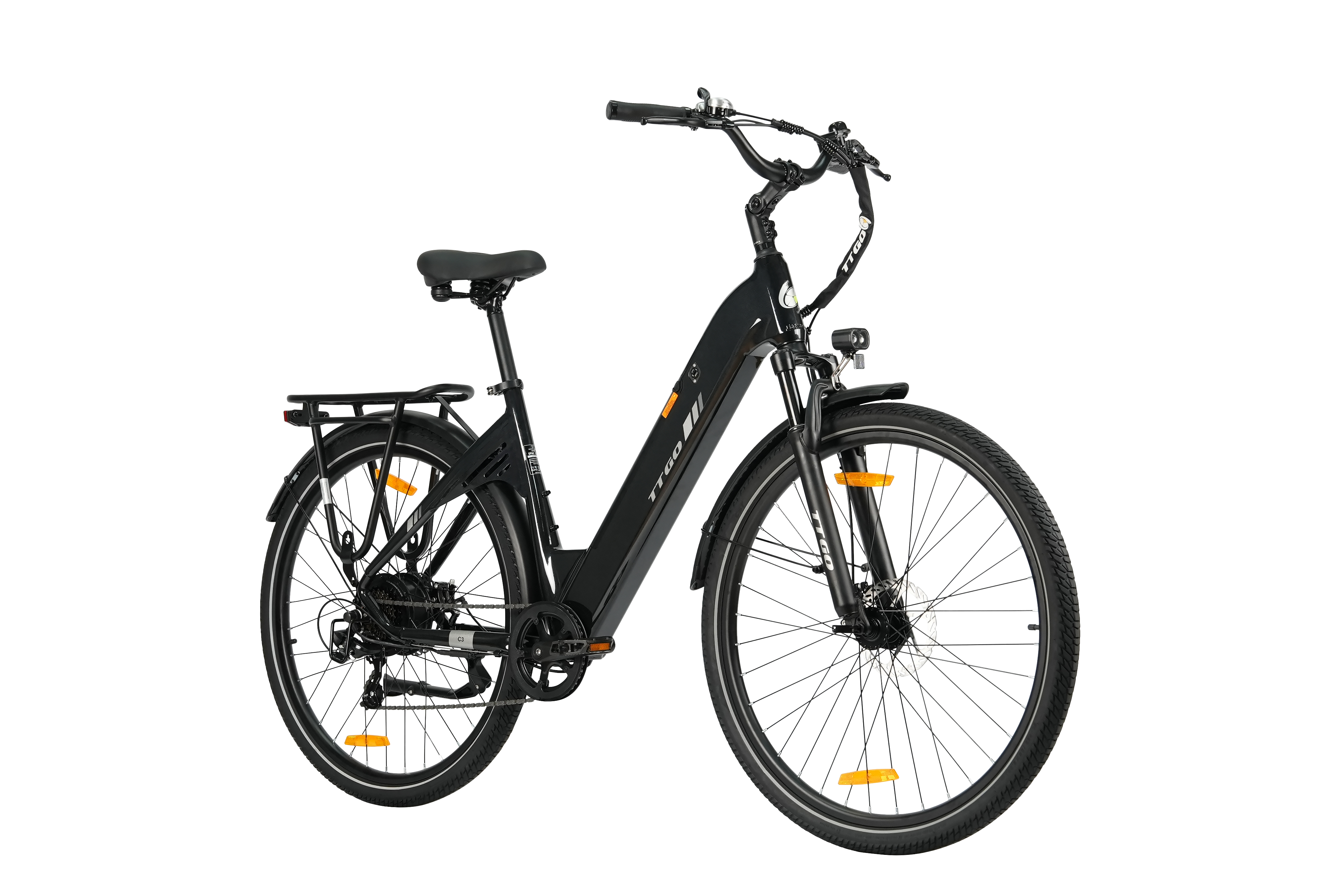 Schwarzes E-Bike mit Gepäckträger, Vorderlicht und Schutzblechen auf weißem Hintergrund.
