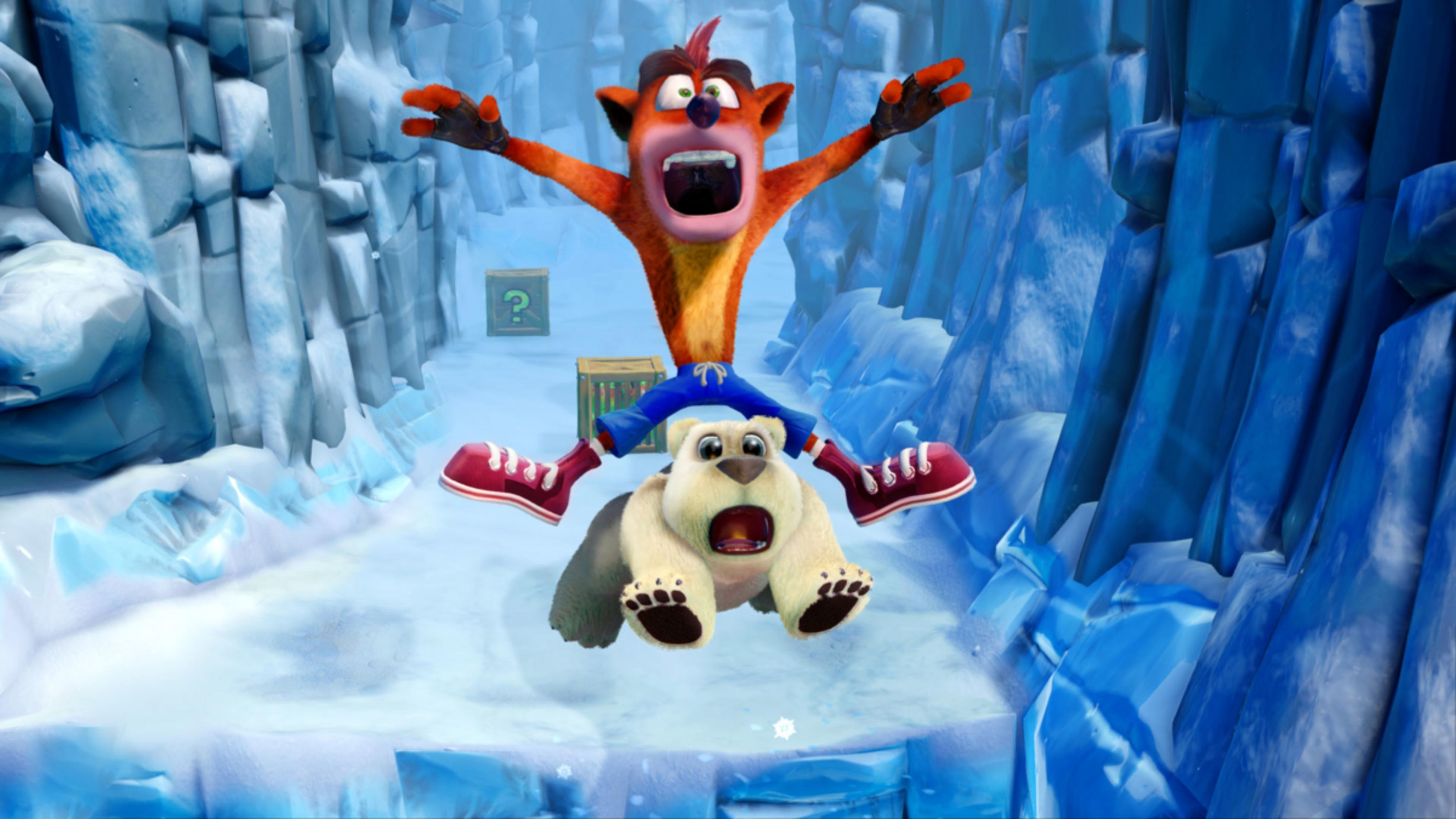 Crash Bandicoot reitet auf einem Eisbären durch eine eisige Landschaft mit Schnee und Eis.