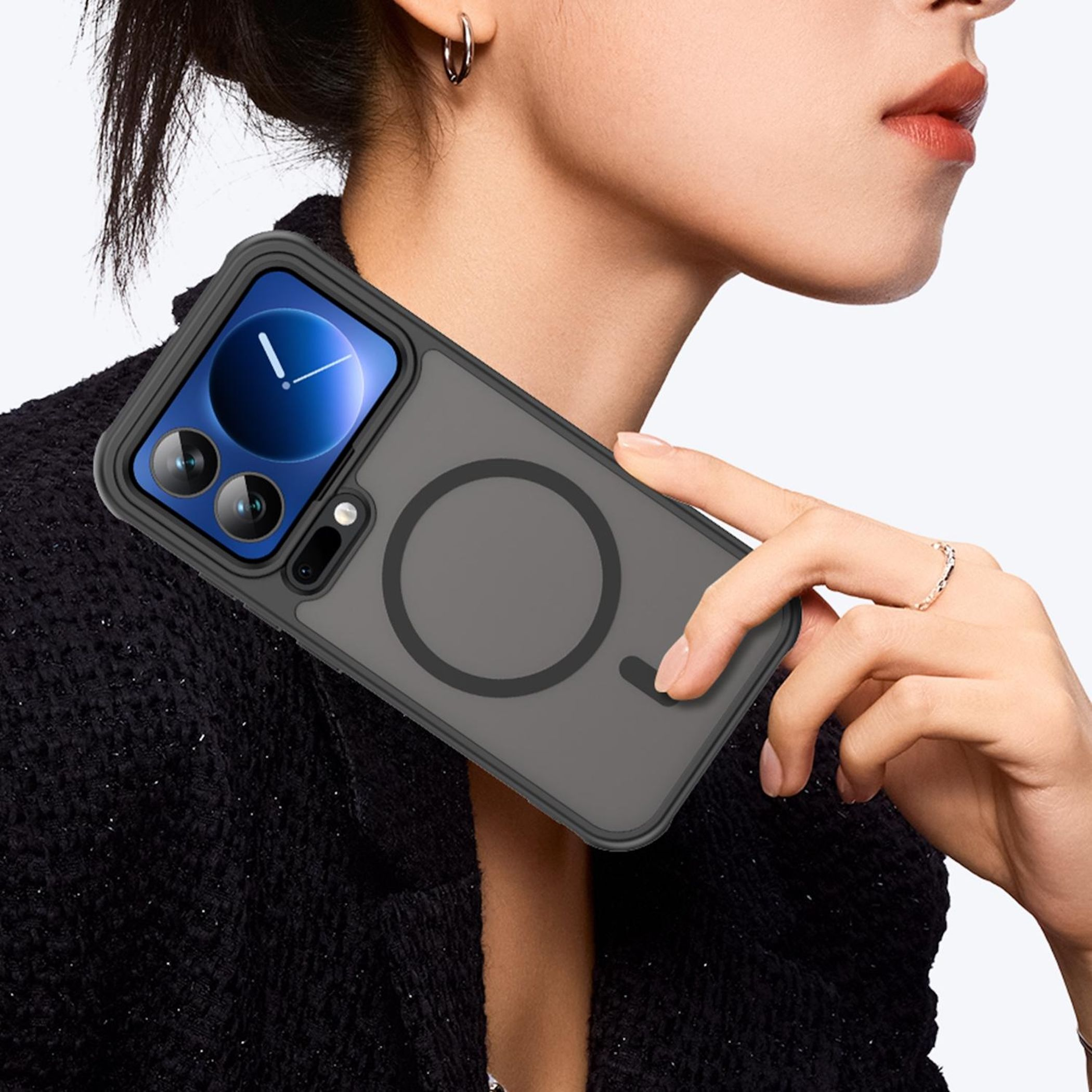 Una mujer sostiene un smartphone con funda gris y anillo magnético.