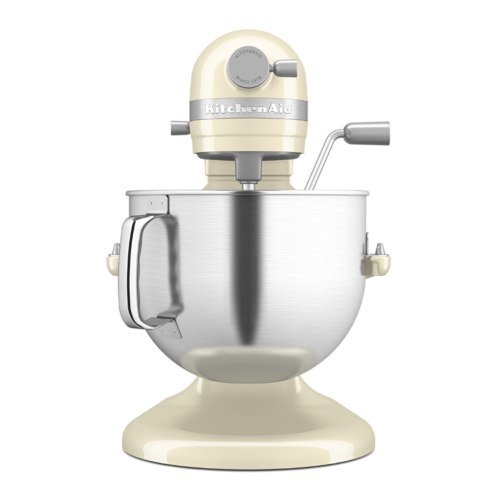 Ein cremefarbener KitchenAid-Standmixer mit Edelstahlschüssel und Rührbesen.
