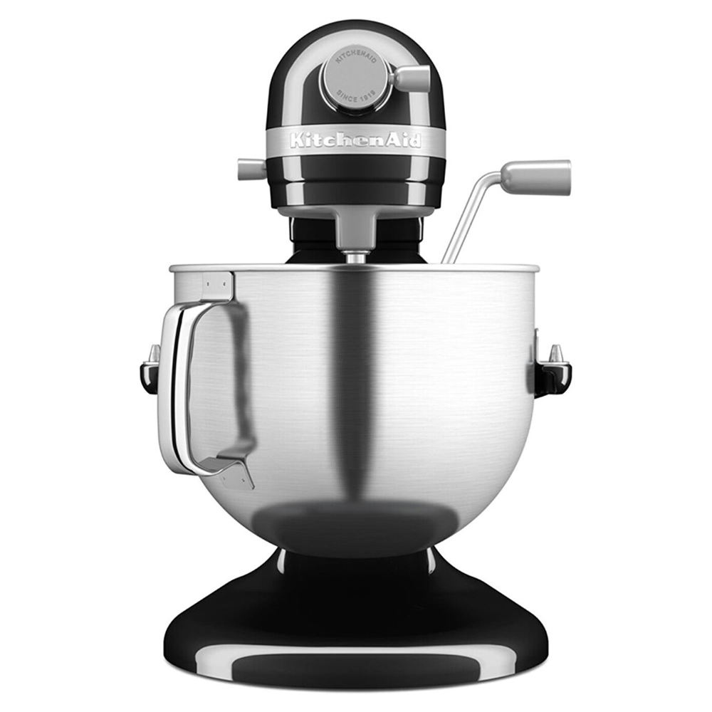 Parlak metal haznesi olan siyah bir KitchenAid stand mikseri.