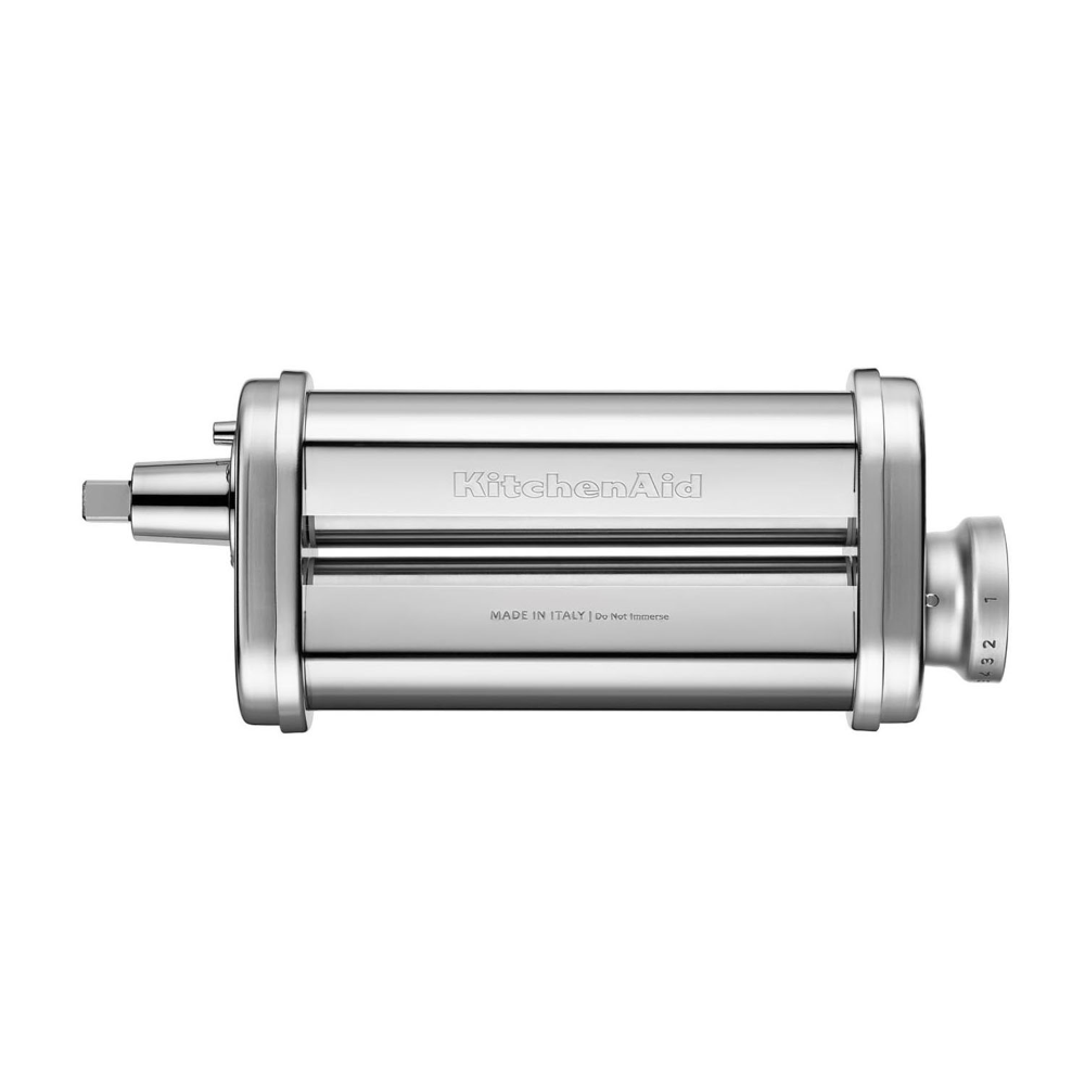 Ayarlama düğmeli şık gümüş renkli KitchenAid makarna silindiri.