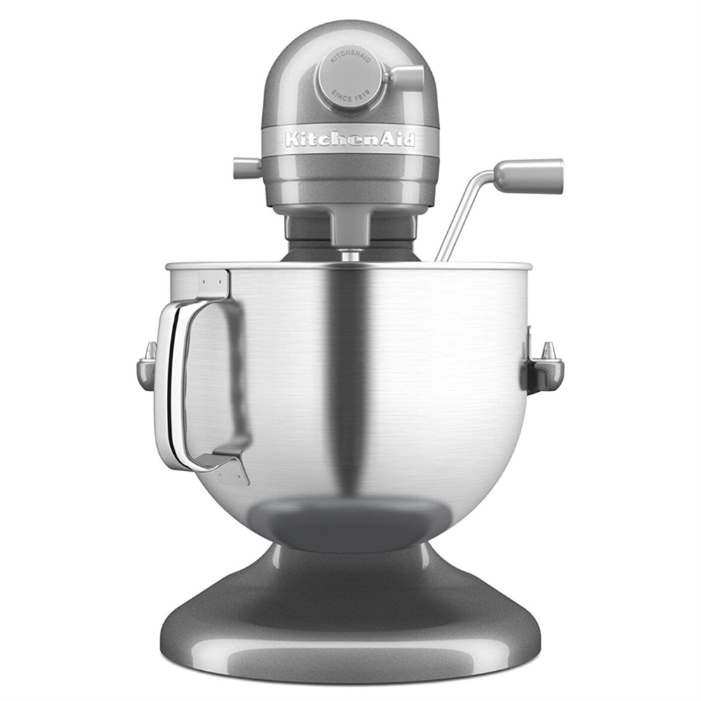 Gümüş renkli KitchenAid stand mikser, hazne ve karıştırma kolu.