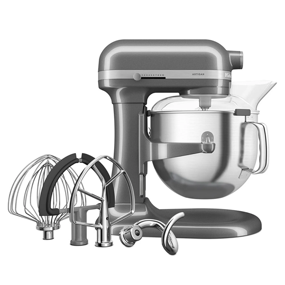 Metal kase ve çoklu aparatlara sahip gri bir KitchenAid Artisan stand mikseri.