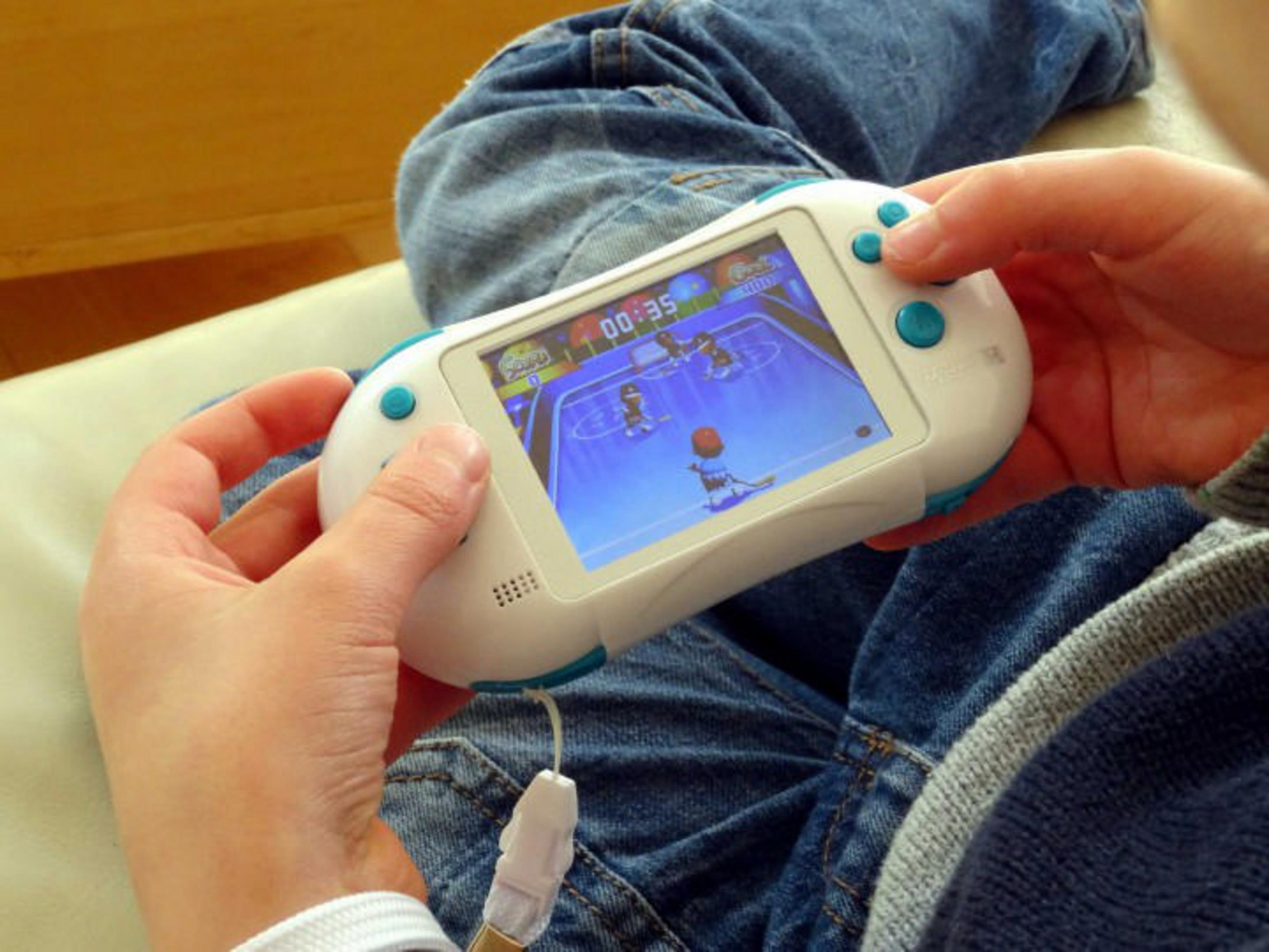 Un bambino gioca a basket su un dispositivo portatile bianco.