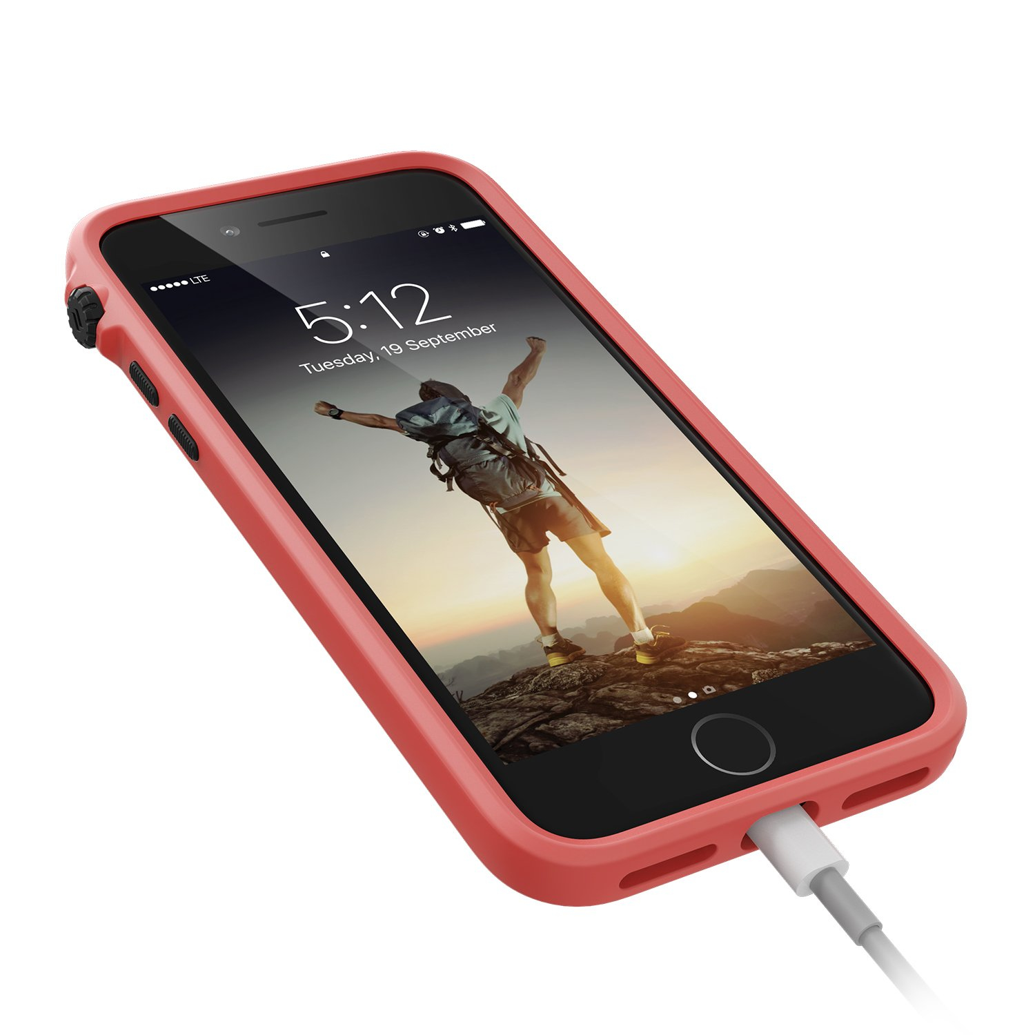Ein rotes iPhone mit einem Wanderer auf dem Bildschirm und einem Ladekabel.