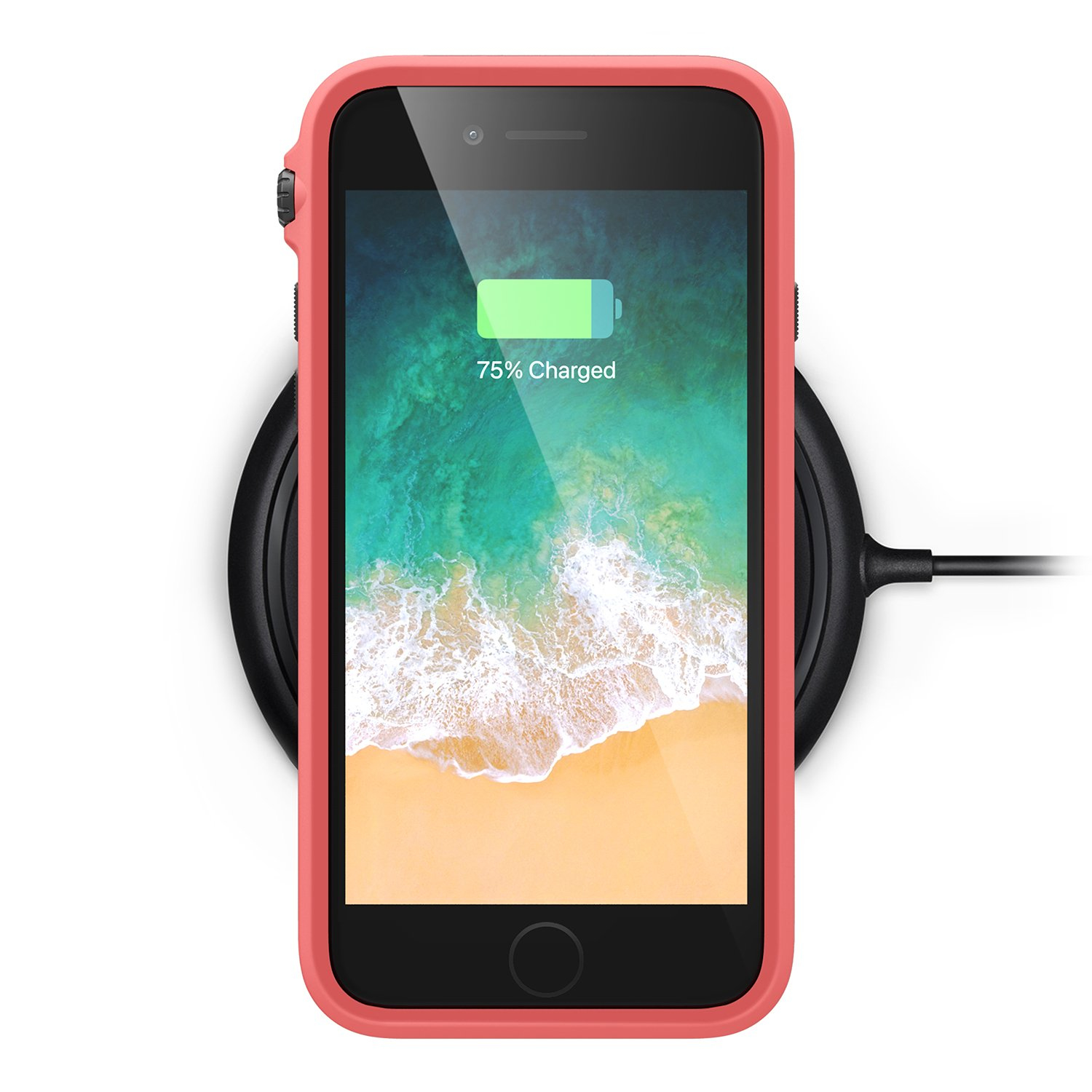 Ein rotes iPhone wird drahtlos auf einer schwarzen Ladestation aufgeladen.