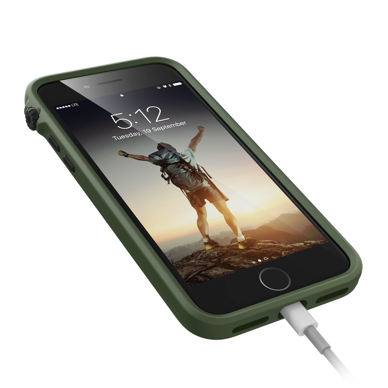 Ein grüne Handyhülle mit einem geladenen iPhone. Draußen ist eine Wanderer-Silhouette zu sehen.