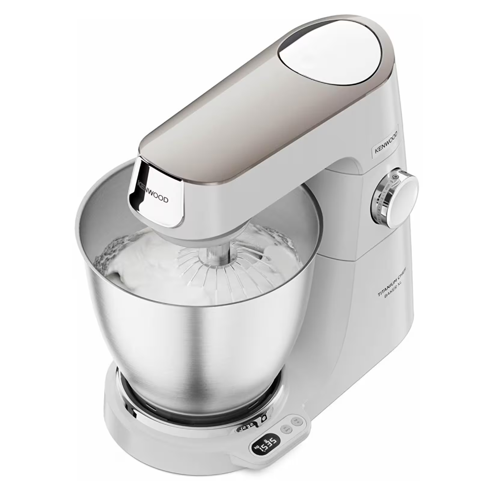 Gümüş karıştırma kabına sahip beyaz bir Kenwood mutfak mikseri.