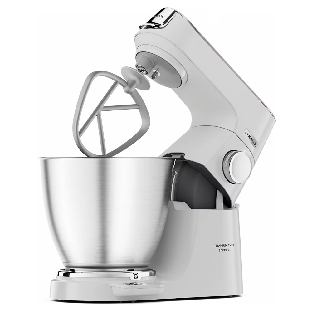Gümüş karıştırma kabı ve koluna sahip beyaz bir Kenwood mutfak mikseri.