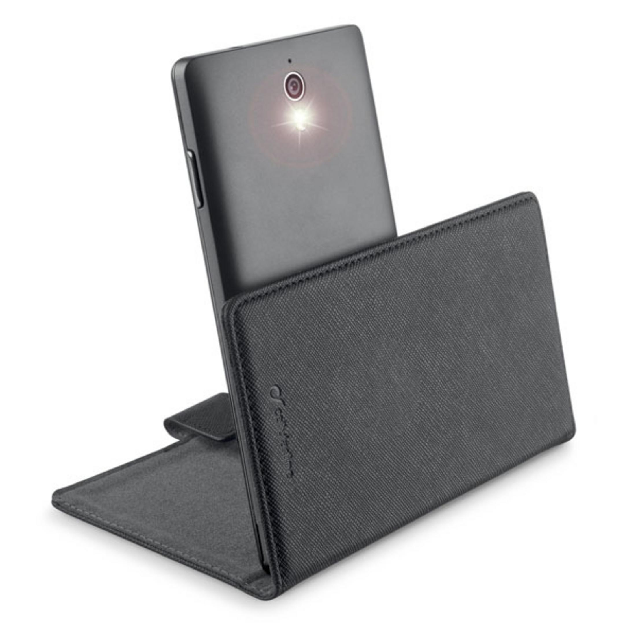 Un tablet grigio è appoggiato in una custodia grigia che funge da supporto.