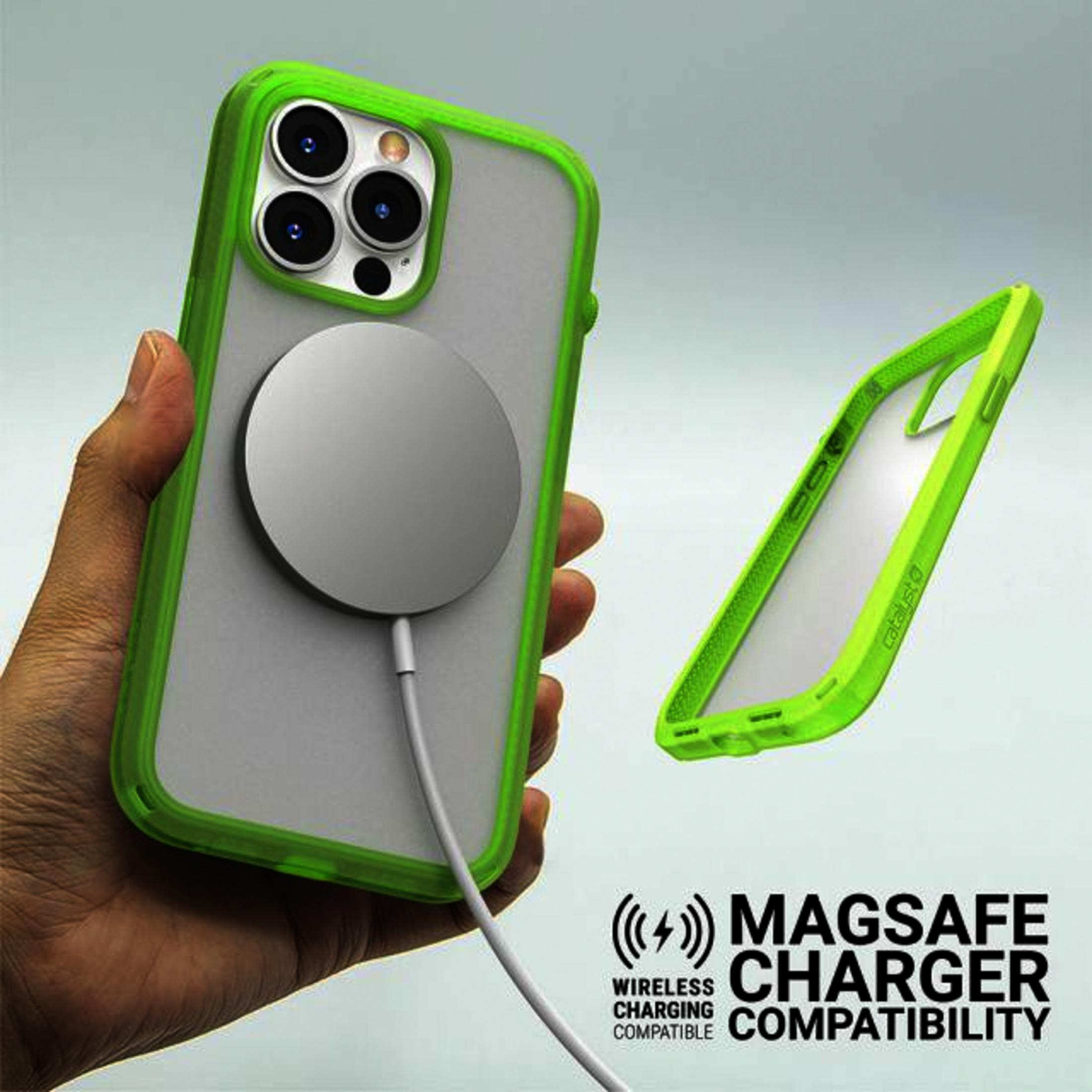 Grüne iPhone-Hülle mit MagSafe-Ladegerät und Kabel.