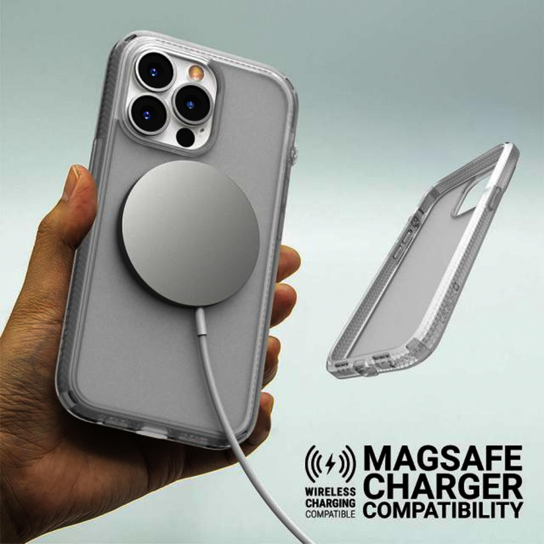 iPhone mit MagSafe Ladegerät und Hülle wird von Hand gehalten.