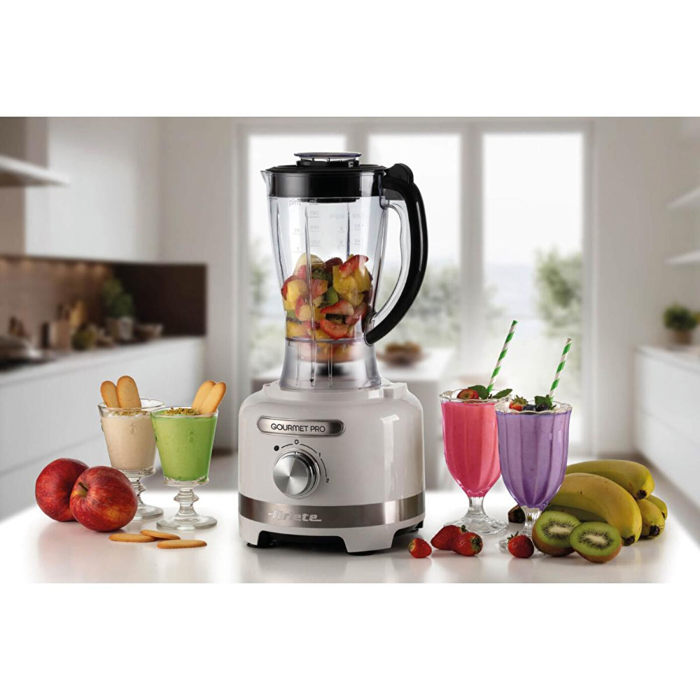 Meyveli beyaz blender, yanında smoothie ve meyve bardakları var.