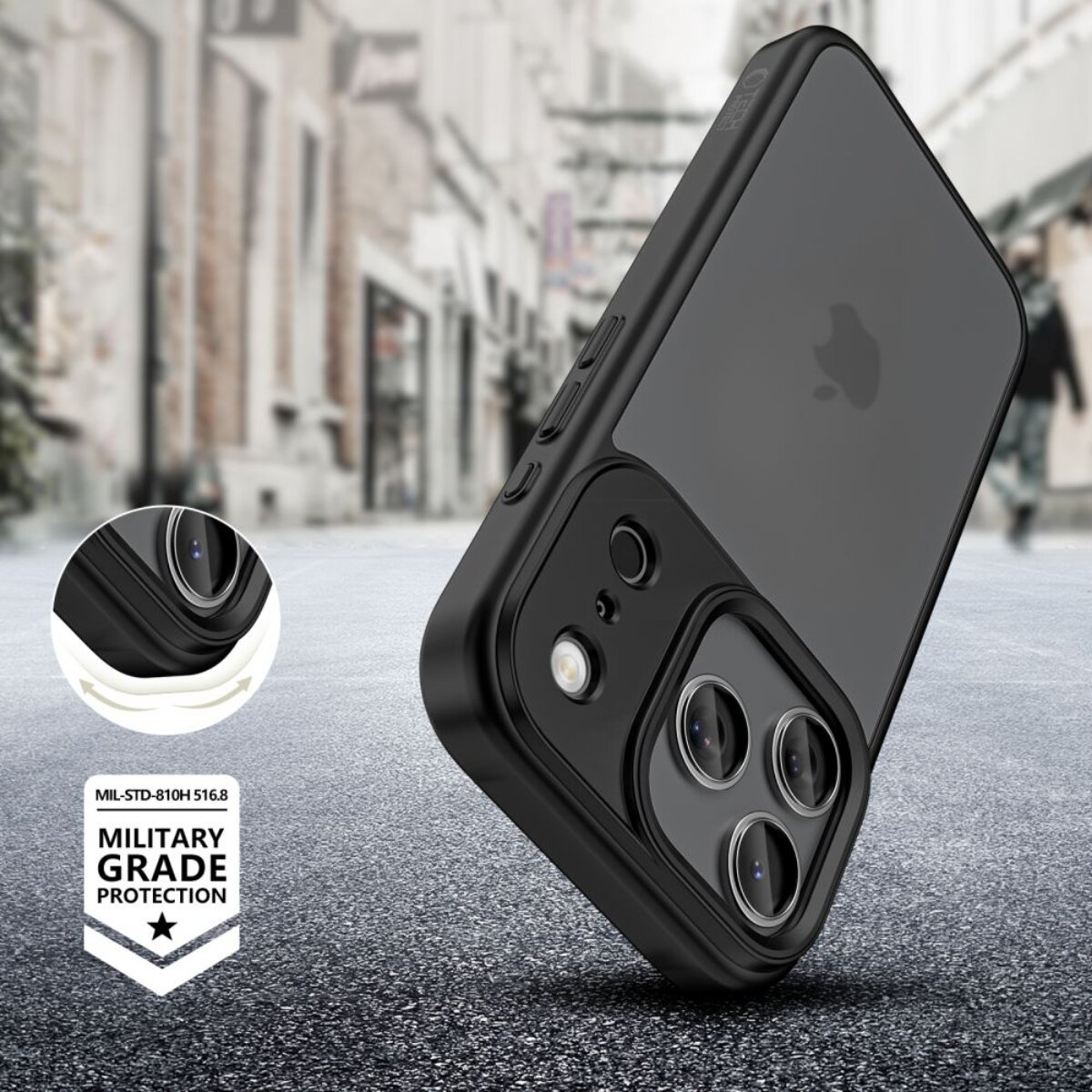 Schwarze iPhone-Hülle mit militärischer Schutzmarkierung auf Asphalt.