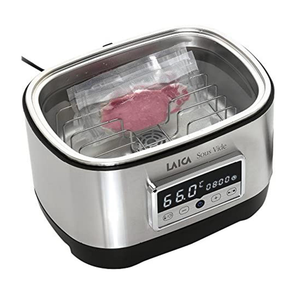 Una pentola sous vide argentata con carne cruda in busta sottovuoto.