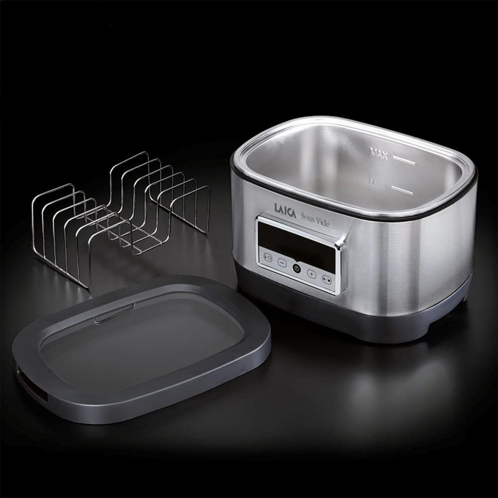 Una pentola sous vide argentata con griglia e coperchio su sfondo nero.