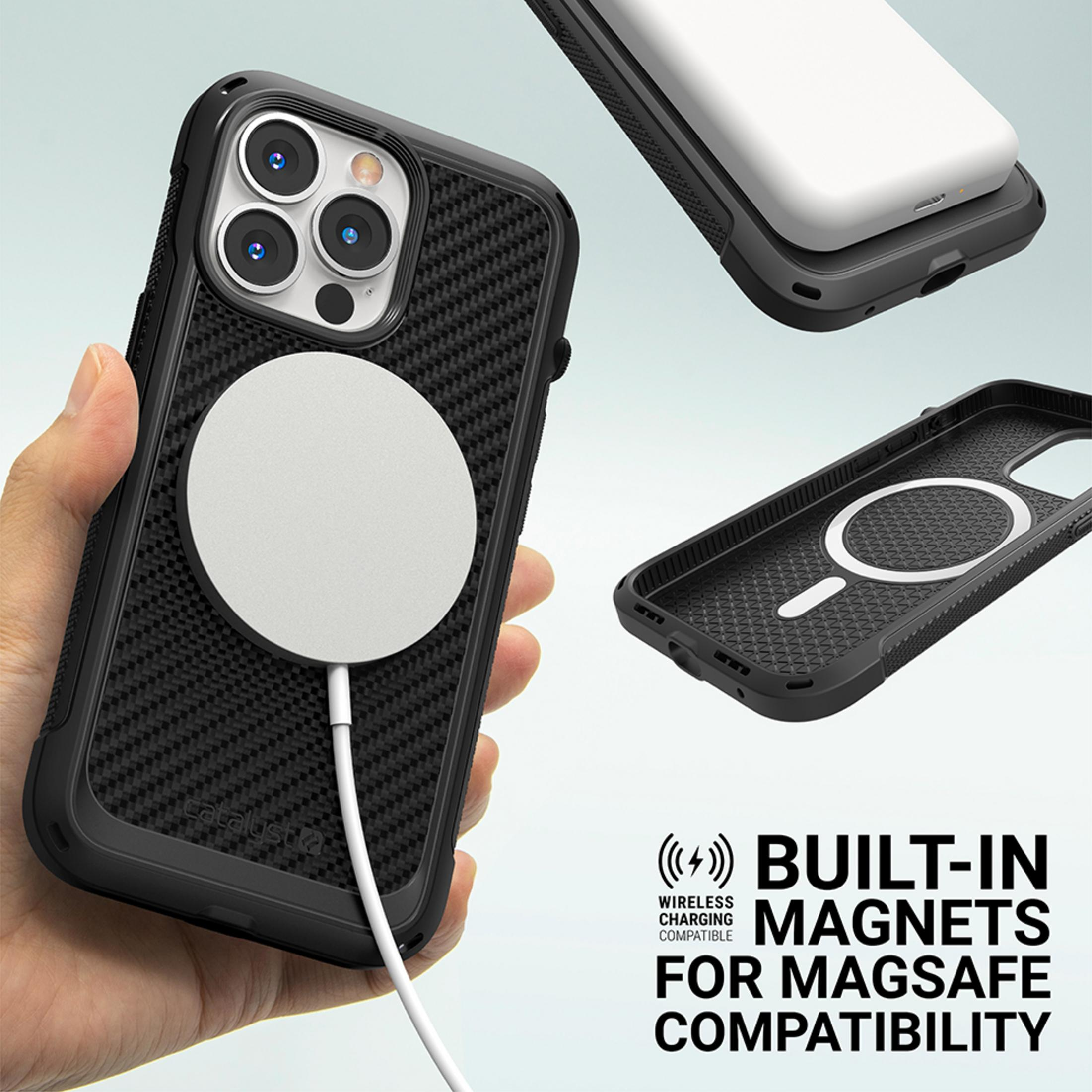 Schwarze Handyhülle mit Carbonfasermuster an einer Hand, mit MagSafe-Ladegerät.