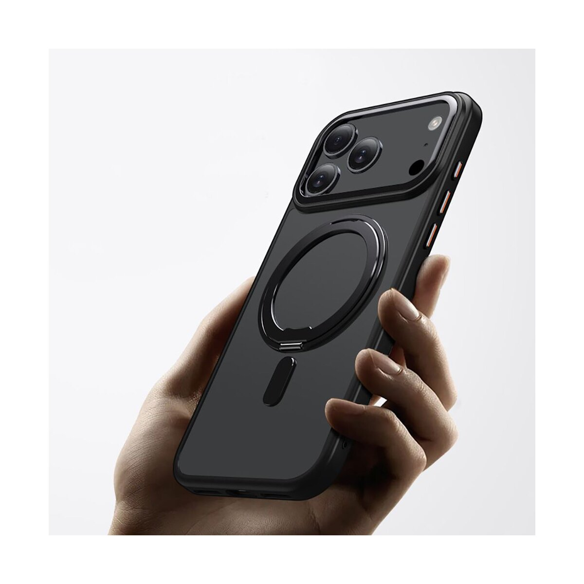 Eine Hand hält ein schwarzes Handy mit MagSafe-Ring auf weißem Hintergrund.