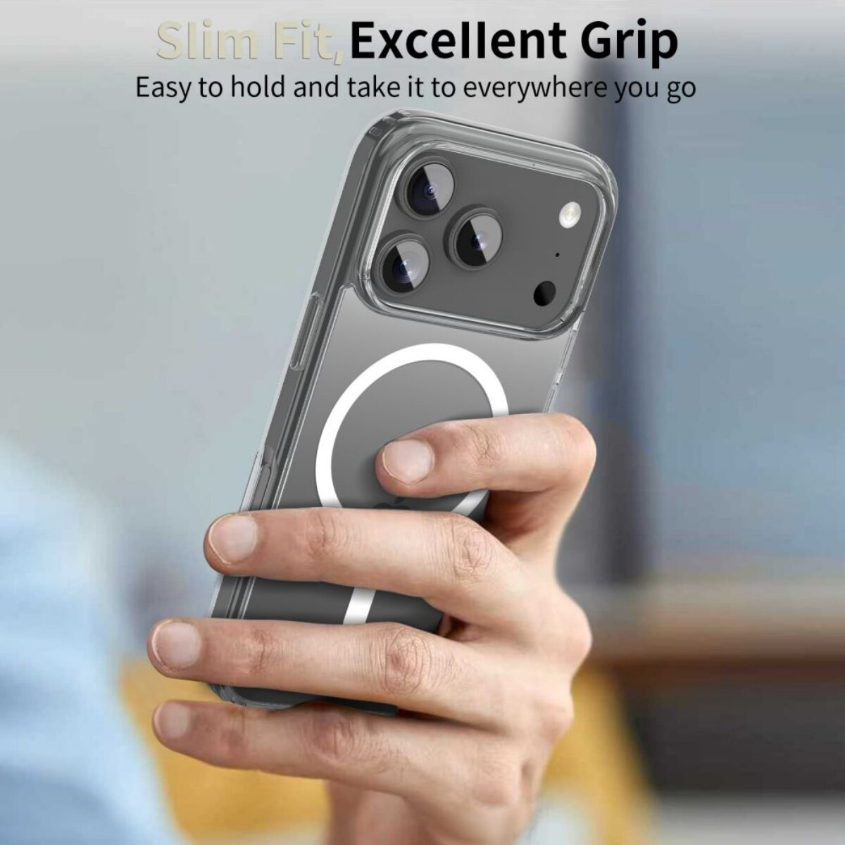 Eine Hand hält ein transparentes Handygehäuse mit einem Handy darin.