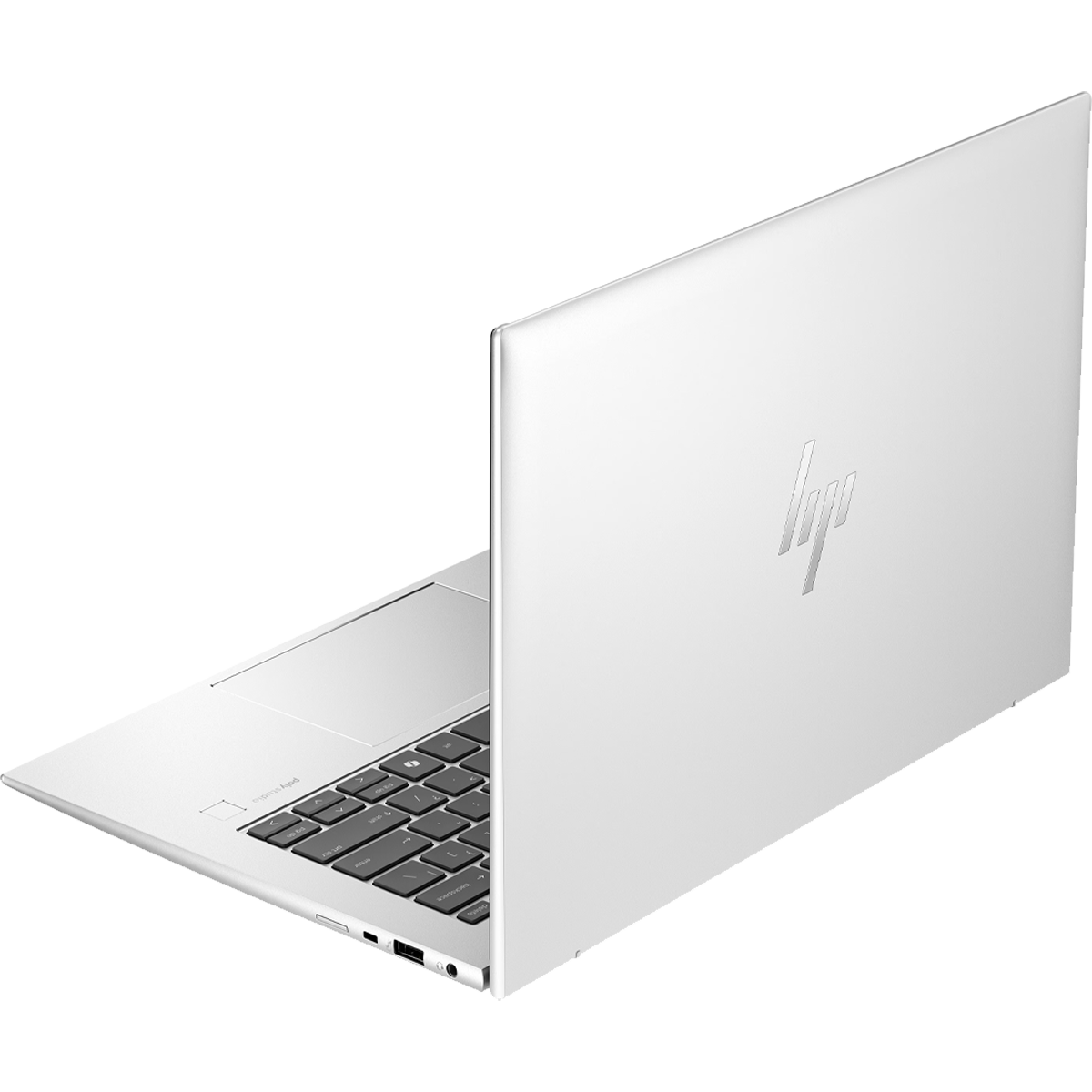 Un laptop HP argentato è aperto, con il logo sul coperchio posteriore.