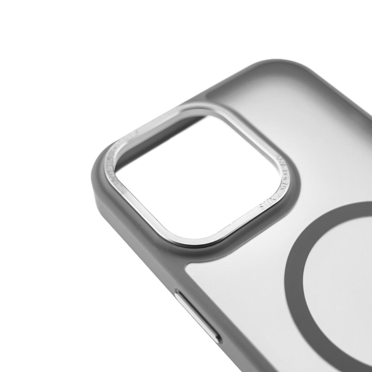 Graue Hülle für iPhone, Nahaufnahme der Kameralinse und des MagSafe-Kreises.