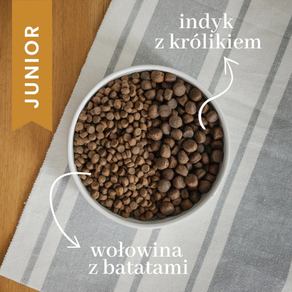 Dwa rodzaje karmy dla psów w misce, z napisem "Junior"