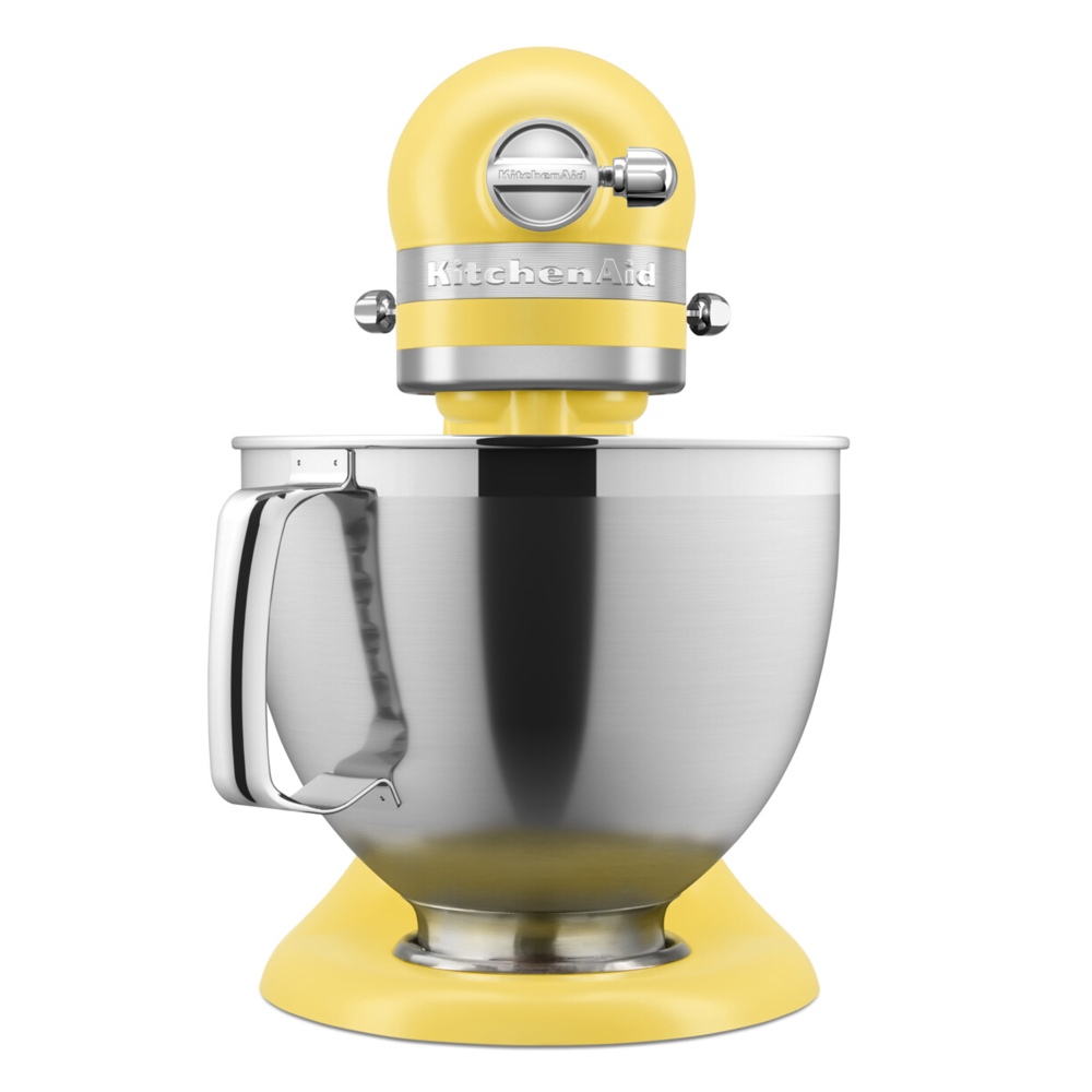 Eine gelbe Küchenmaschine mit Edelstahlschüssel steht auf weißem Hintergrund.