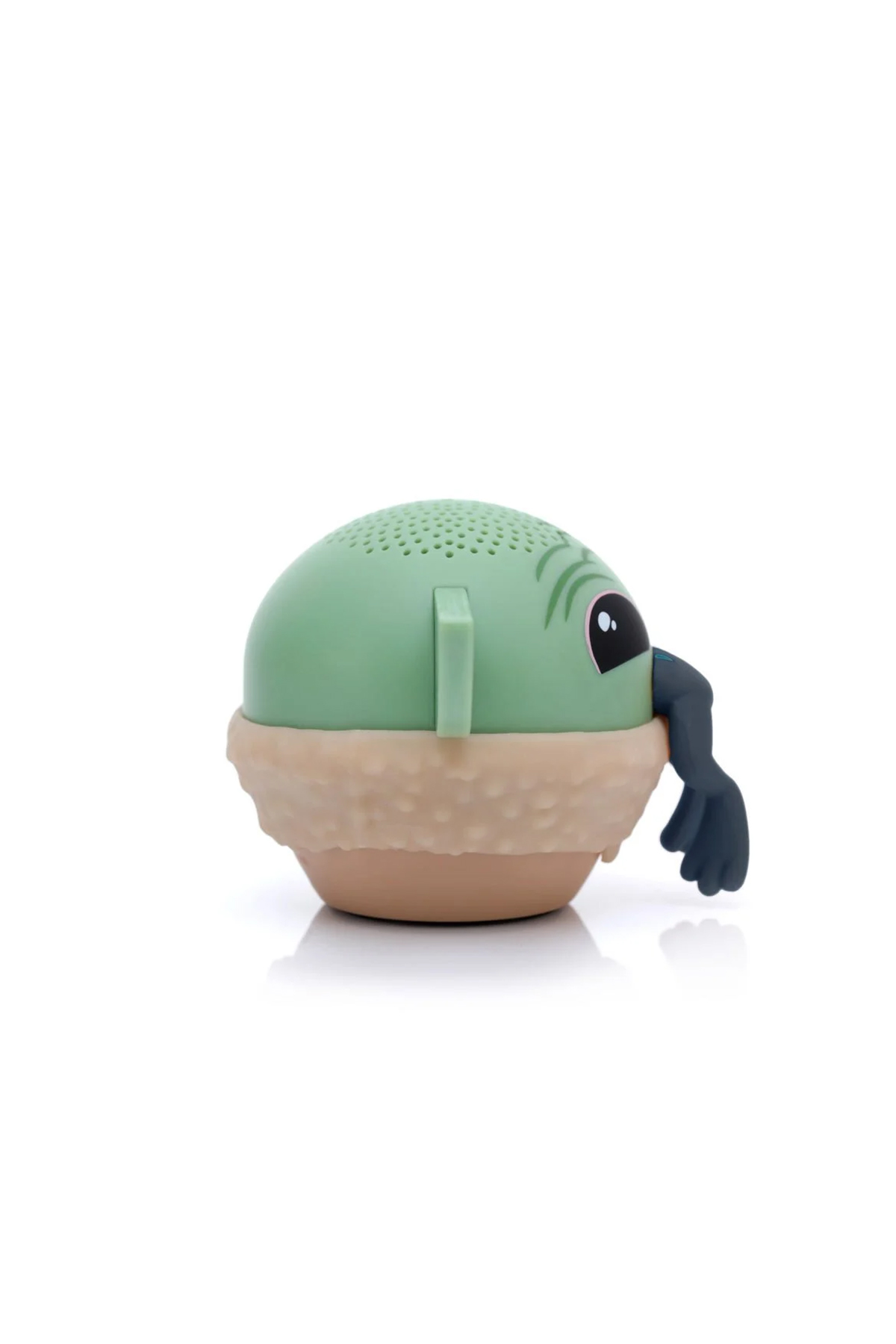 Bej-kahverengi tabanlı, koyu kollu, yeşil Bebek Yoda tasarımlı çay süzgeci.