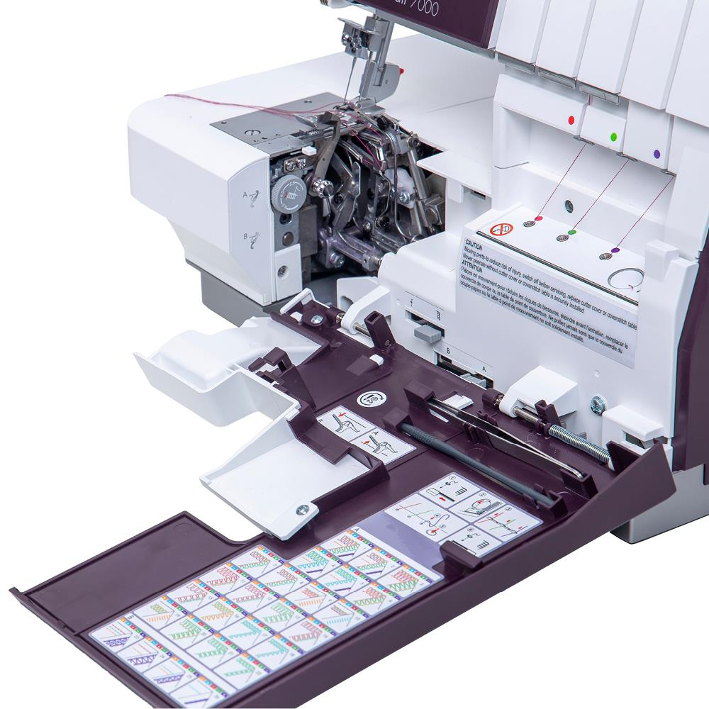 Una máquina de coser con un compartimento abierto que muestra herramientas de costura y un diagrama.