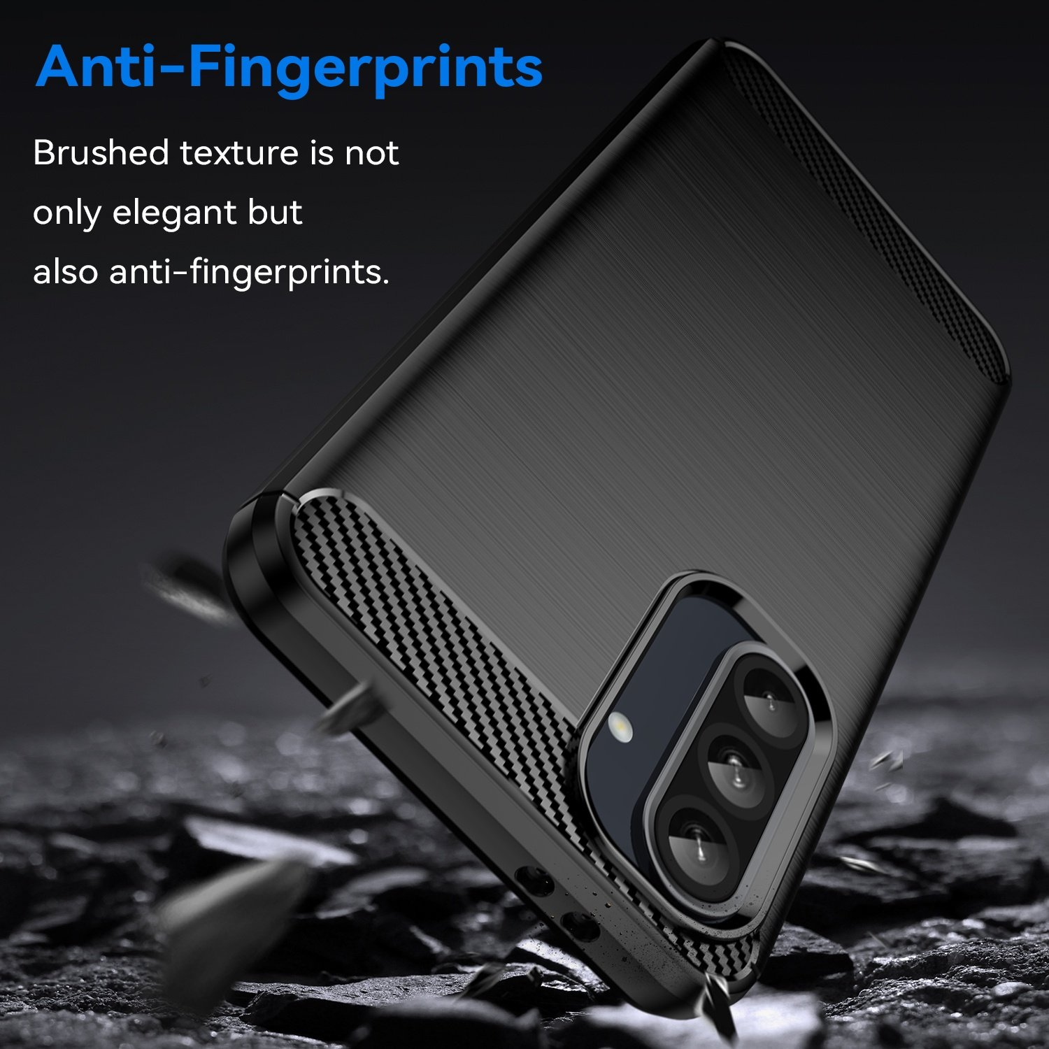 Funda negra para teléfono con textura cepillada y diseño de carbono, sobre piedra.