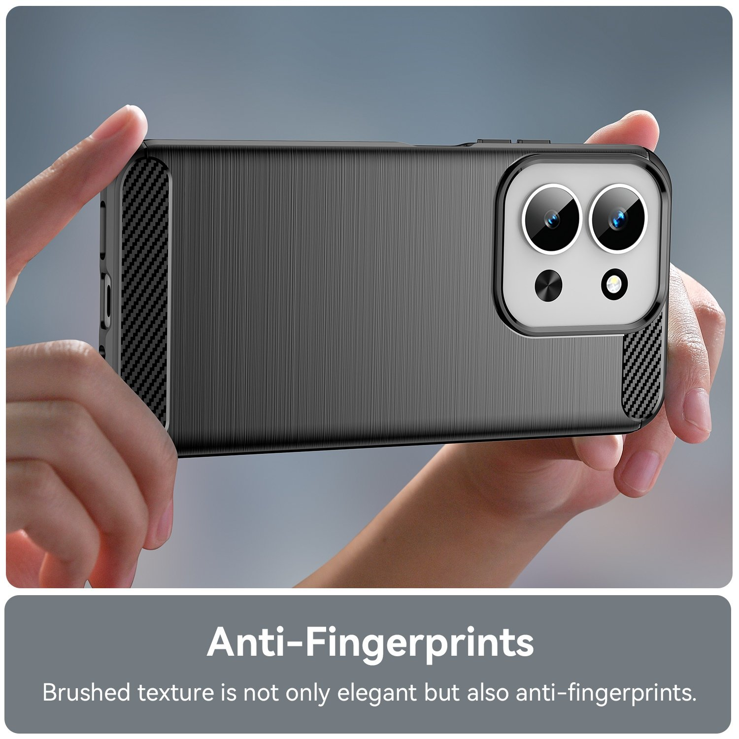 Manos sostienen un teléfono negro con textura cepillada y cámara.