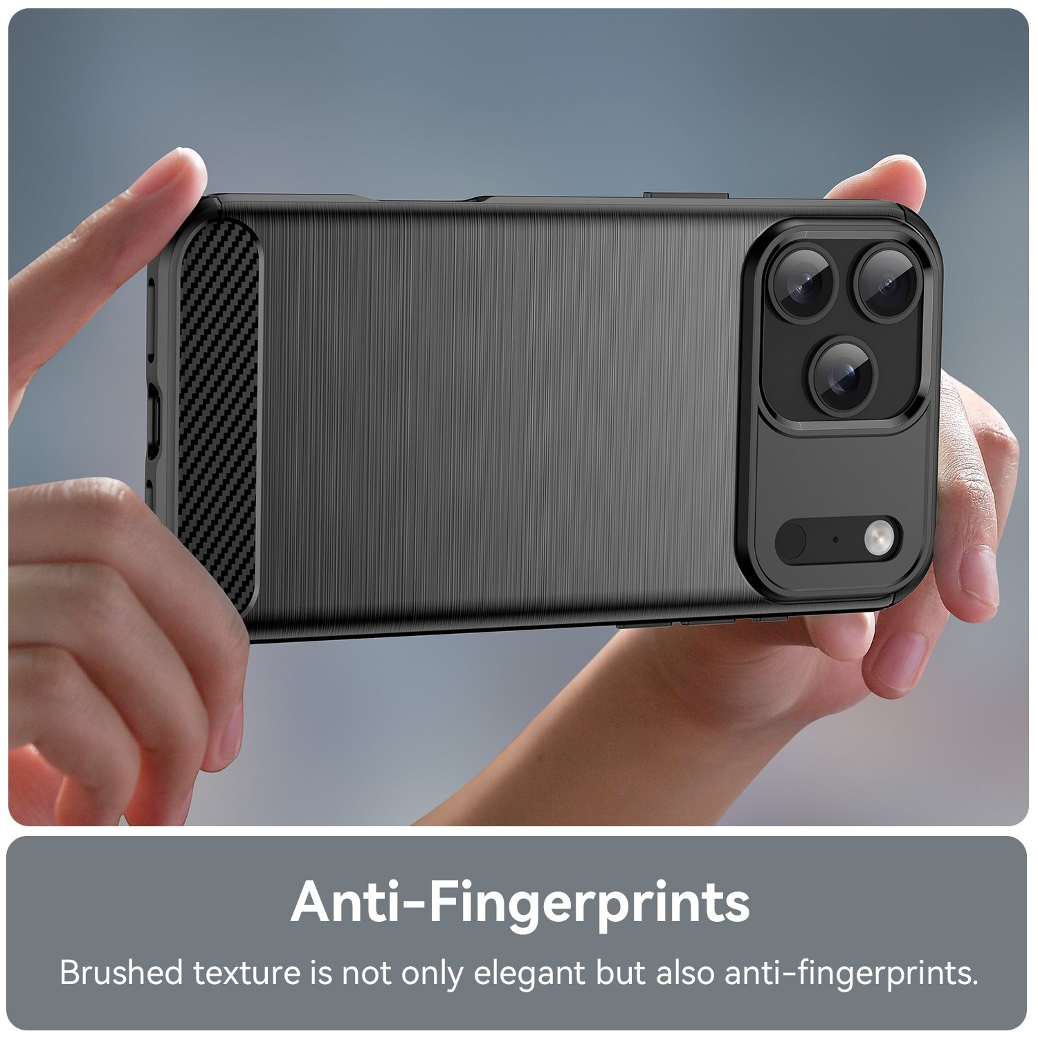 Una persona sostiene un teléfono gris con textura cepillada y detalles de fibra de carbono.