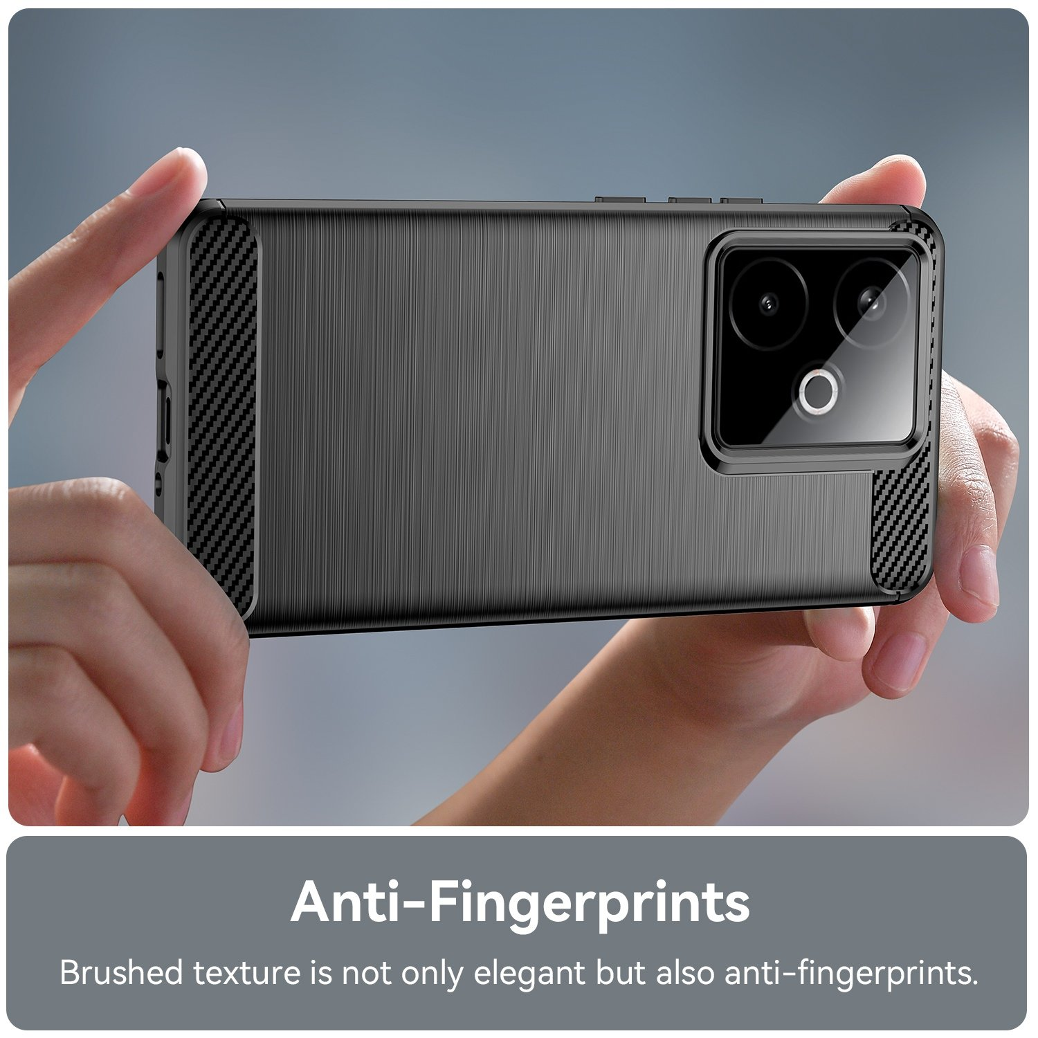 Funda de teléfono gris con textura cepillada y detalles de carbono, en manos.